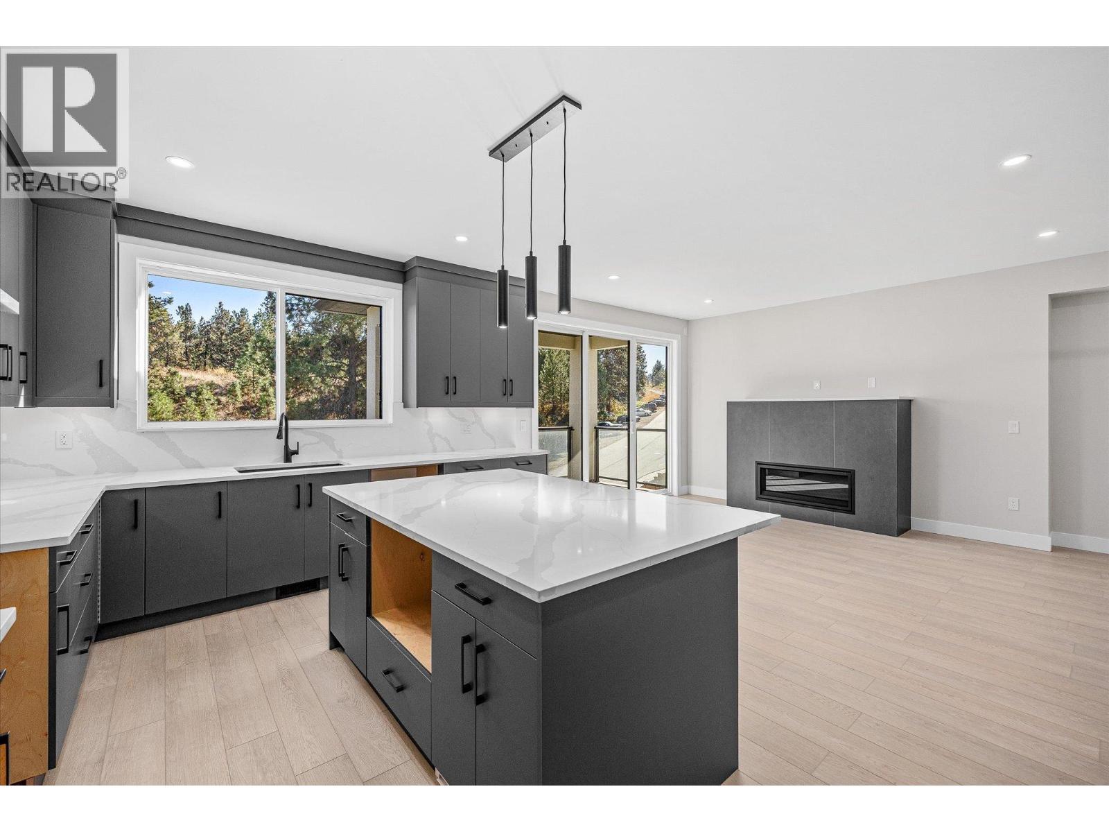 Picture for 1675 HARBOUR VIEW  Crescent https://www.cirrealty.ca/reb/bc/3/10366333_7.jpg