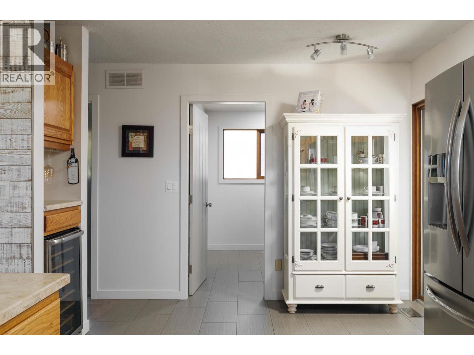 Picture for 3116 Appaloosa  Road https://www.cirrealty.ca/reb/bc/3/10366513_5.jpg