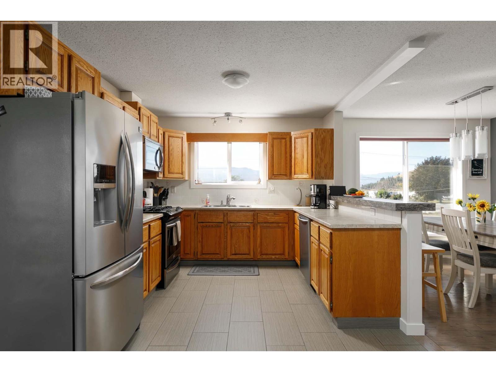 Picture for 3116 Appaloosa  Road https://www.cirrealty.ca/reb/bc/3/10366513_6.jpg