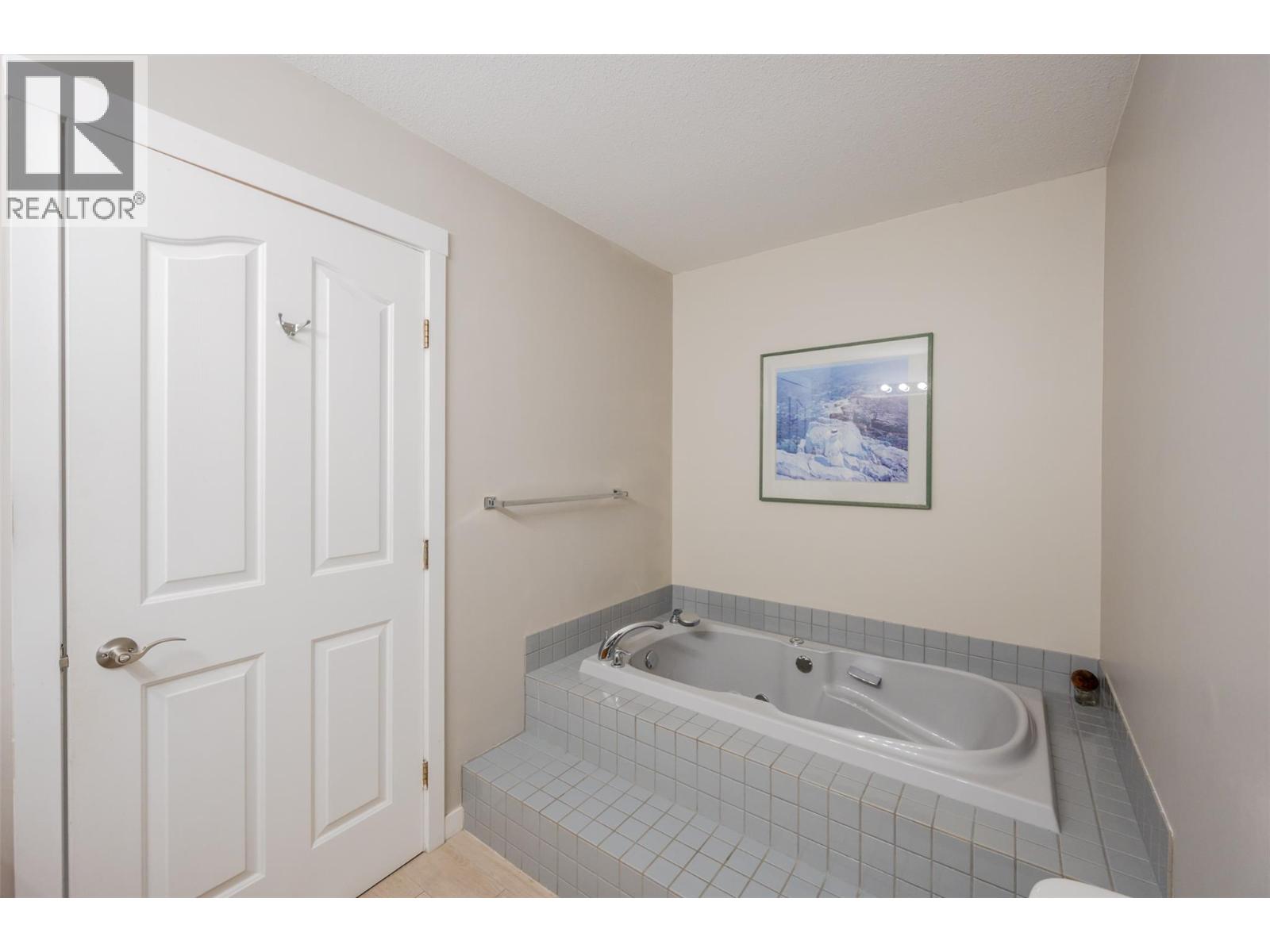 Picture for 138 EVERGREEN  Crescent https://www.cirrealty.ca/reb/bc/3/10366533_15.jpg