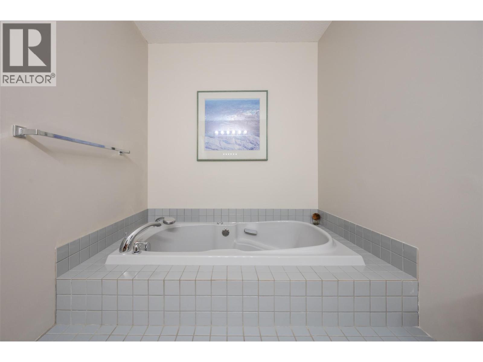 Picture for 138 EVERGREEN  Crescent https://www.cirrealty.ca/reb/bc/3/10366533_16.jpg