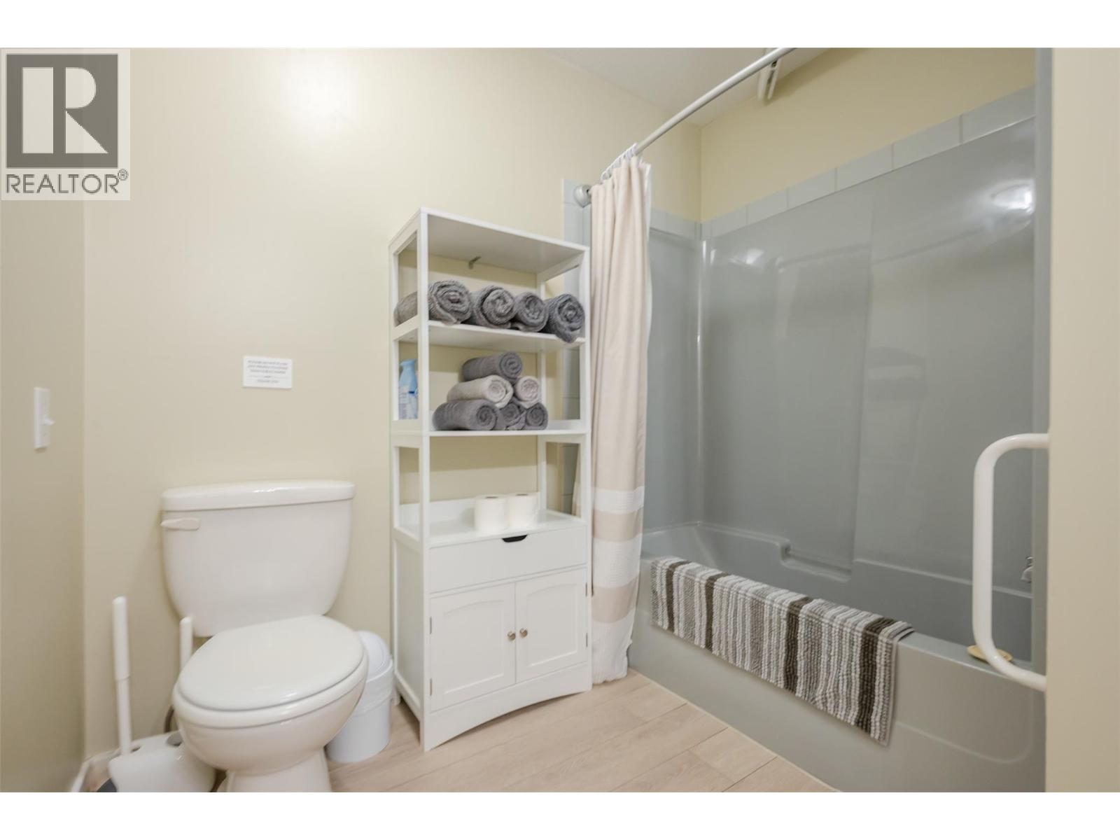 Picture for 138 EVERGREEN  Crescent https://www.cirrealty.ca/reb/bc/3/10366533_19.jpg