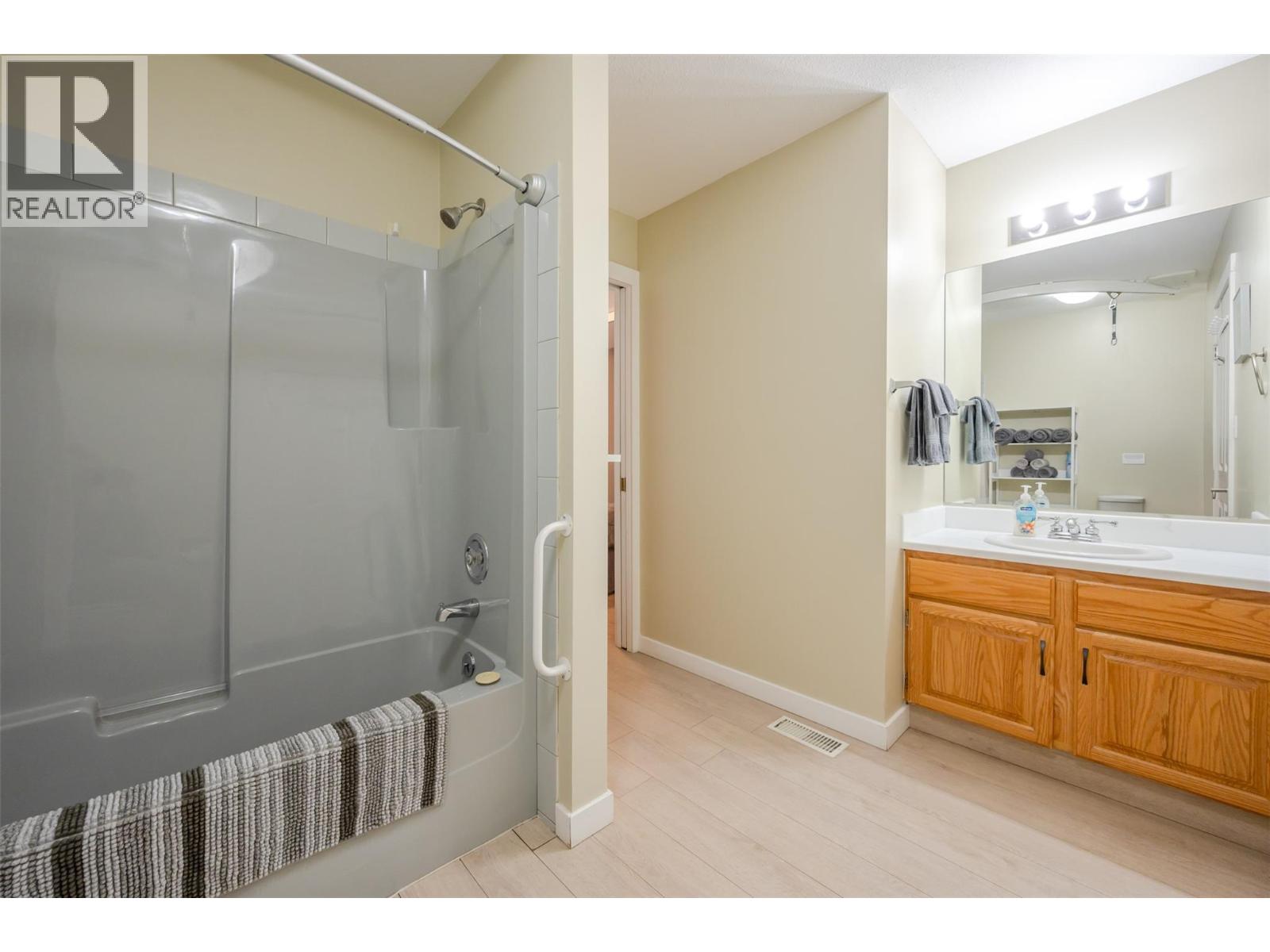 Picture for 138 EVERGREEN  Crescent https://www.cirrealty.ca/reb/bc/3/10366533_20.jpg