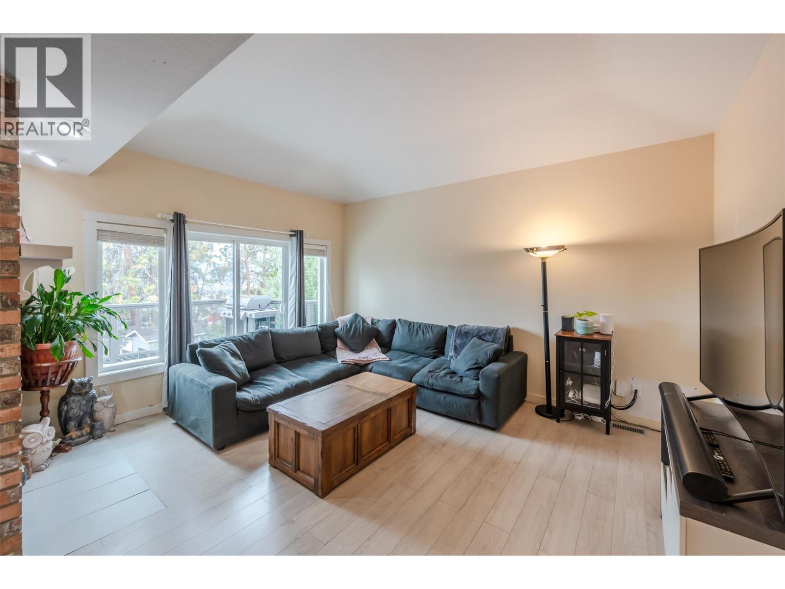 Picture for 138 EVERGREEN  Crescent https://www.cirrealty.ca/reb/bc/3/10366533_25.jpg