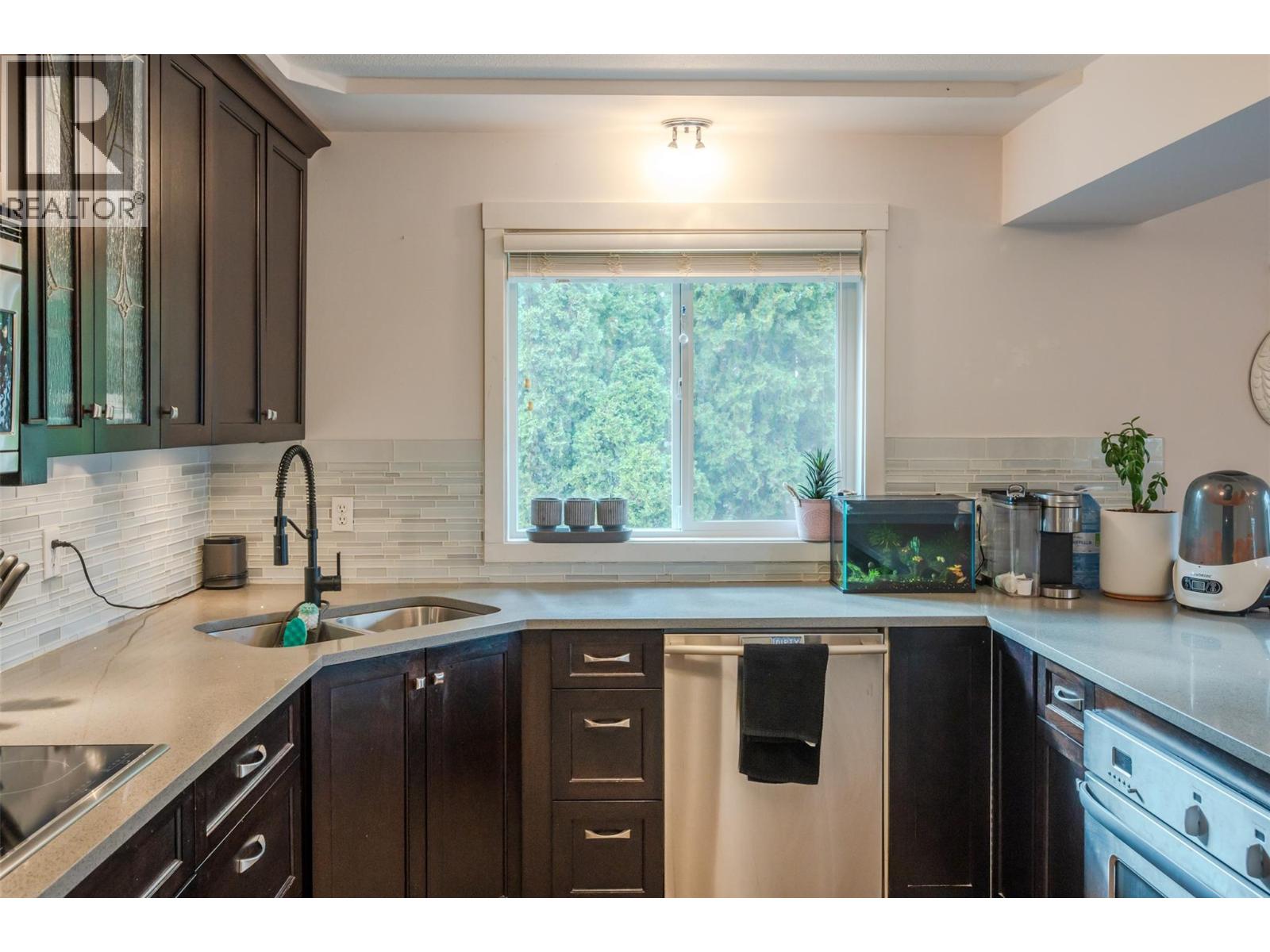 Picture for 138 EVERGREEN  Crescent https://www.cirrealty.ca/reb/bc/3/10366533_37.jpg