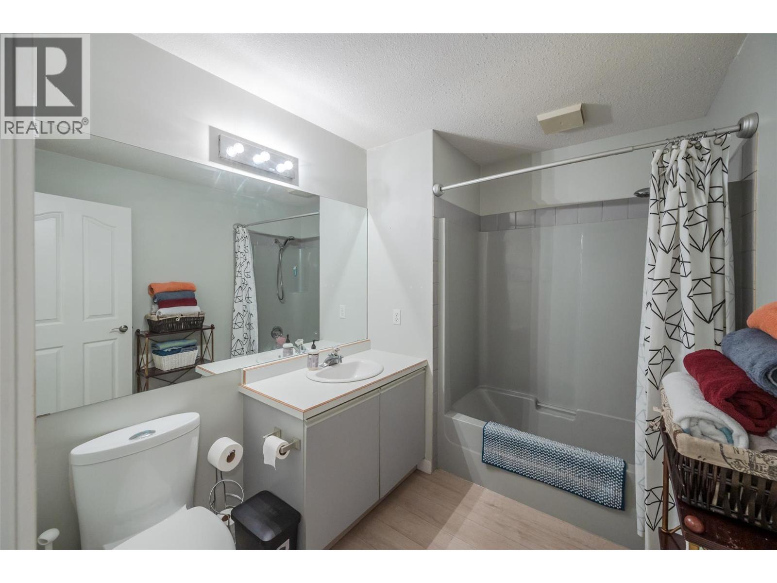 Picture for 138 EVERGREEN  Crescent https://www.cirrealty.ca/reb/bc/3/10366533_39.jpg