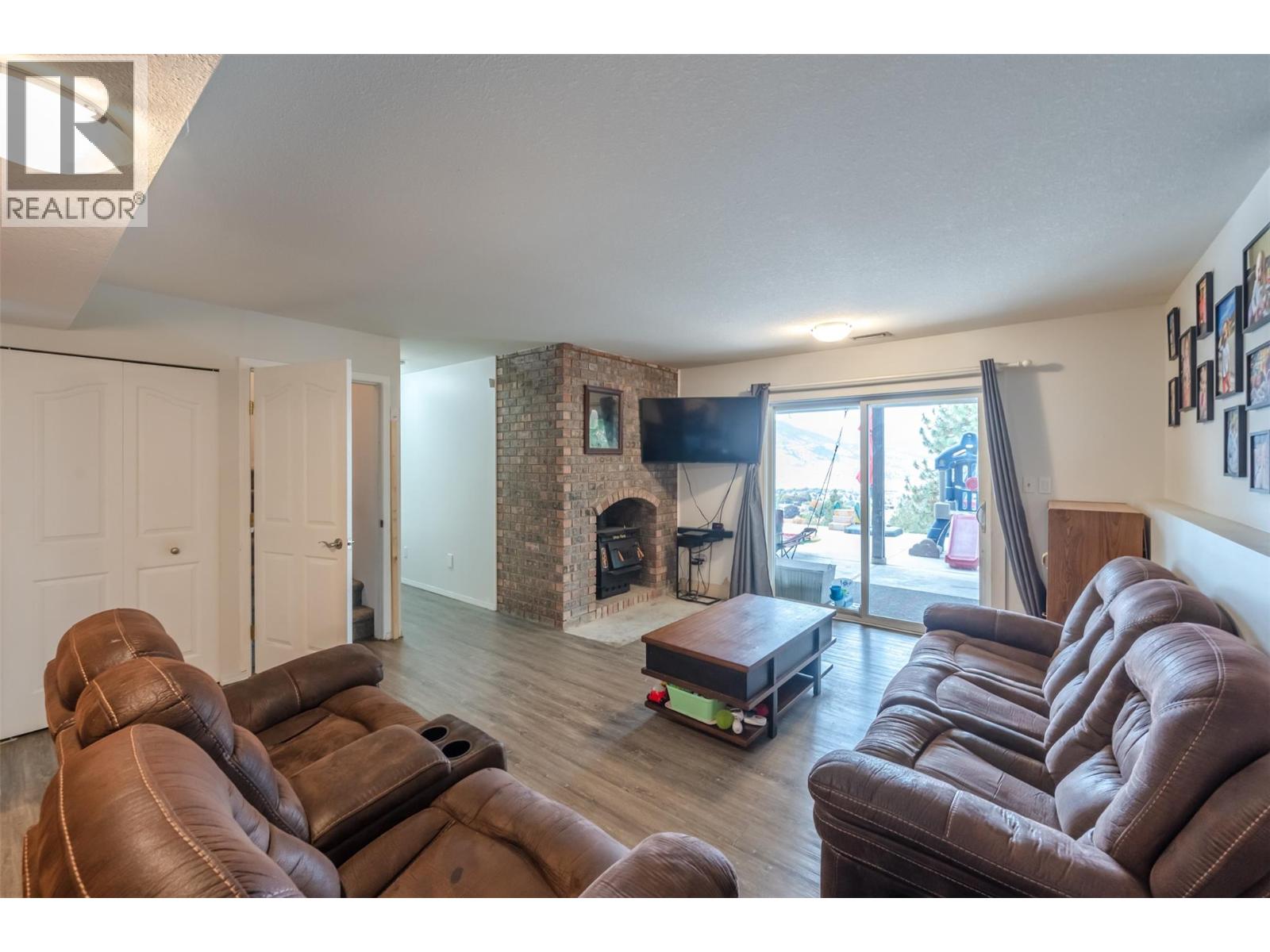 Picture for 138 EVERGREEN  Crescent https://www.cirrealty.ca/reb/bc/3/10366533_66.jpg