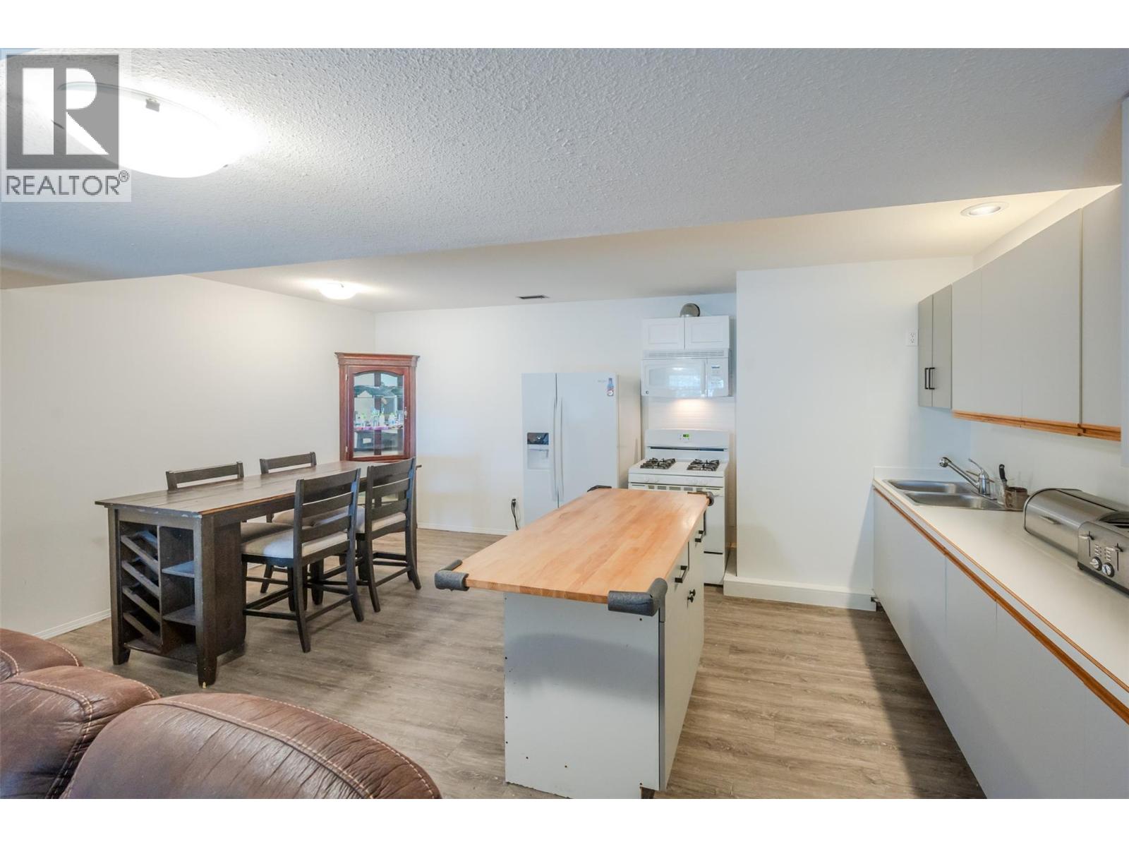 Picture for 138 EVERGREEN  Crescent https://www.cirrealty.ca/reb/bc/3/10366533_68.jpg