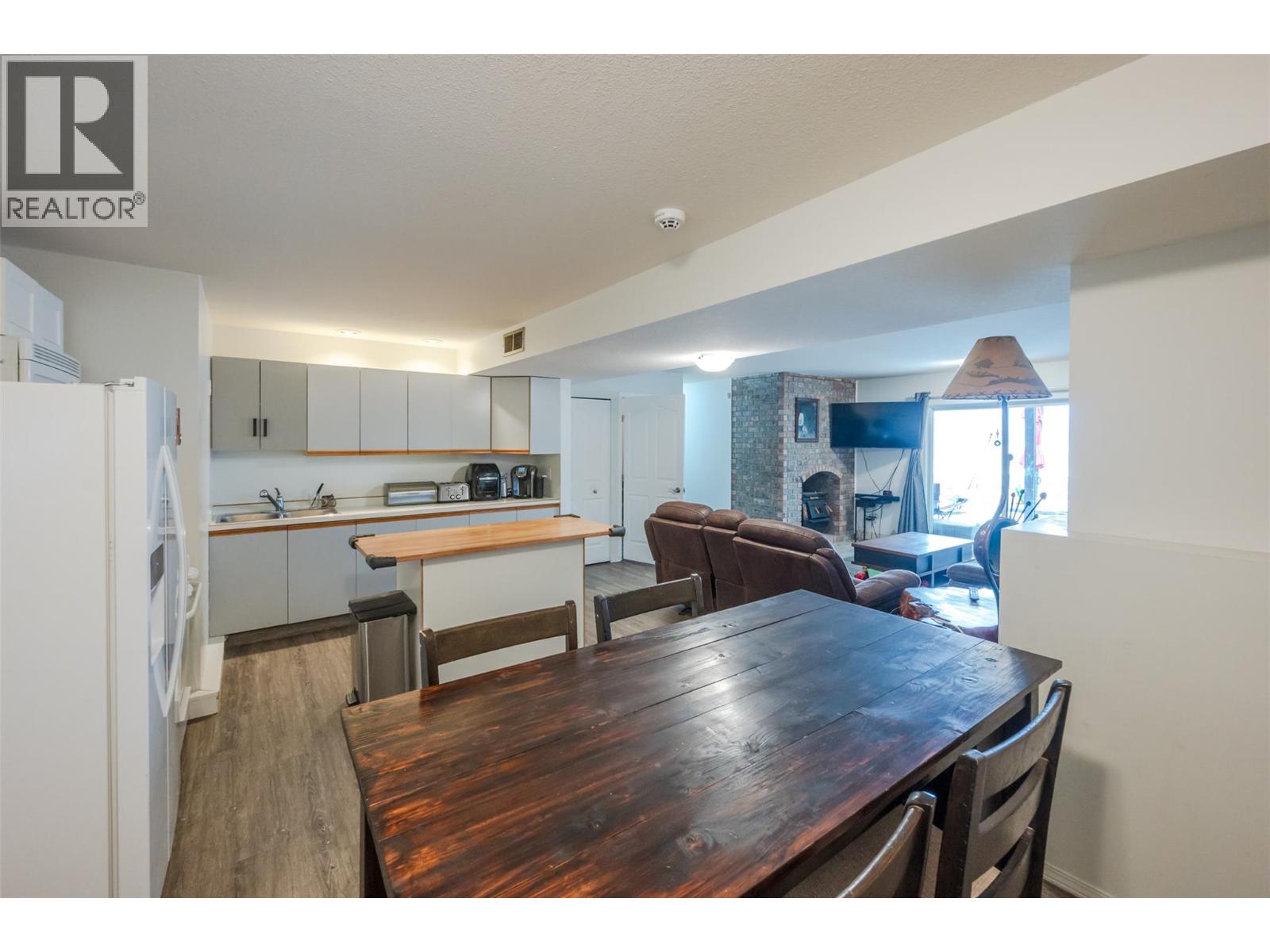 Picture for 138 EVERGREEN  Crescent https://www.cirrealty.ca/reb/bc/3/10366533_69.jpg