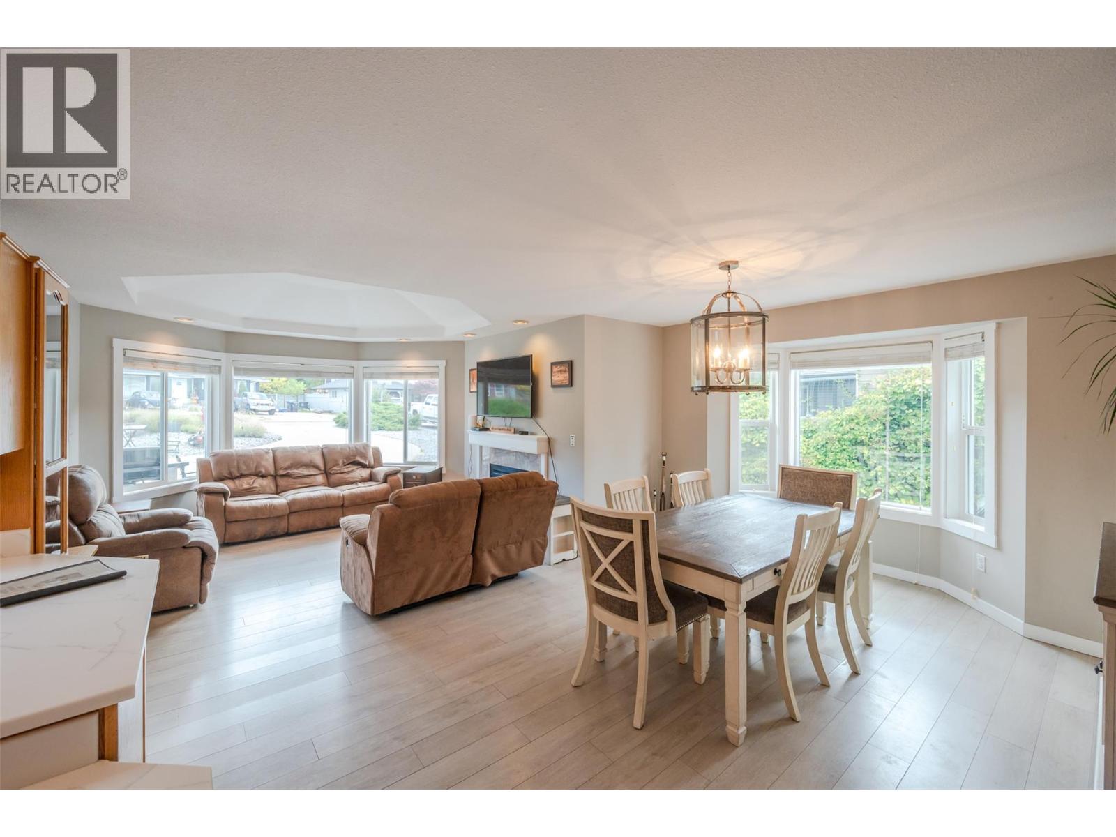 Picture for 138 EVERGREEN  Crescent https://www.cirrealty.ca/reb/bc/3/10366533_7.jpg