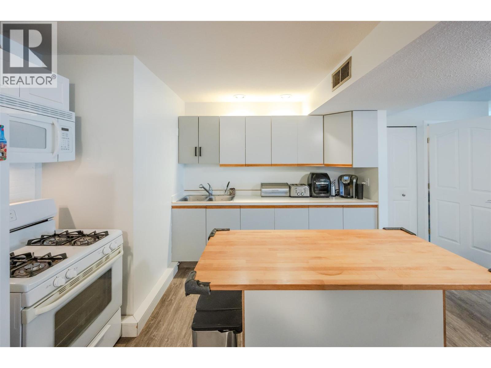 Picture for 138 EVERGREEN  Crescent https://www.cirrealty.ca/reb/bc/3/10366533_70.jpg