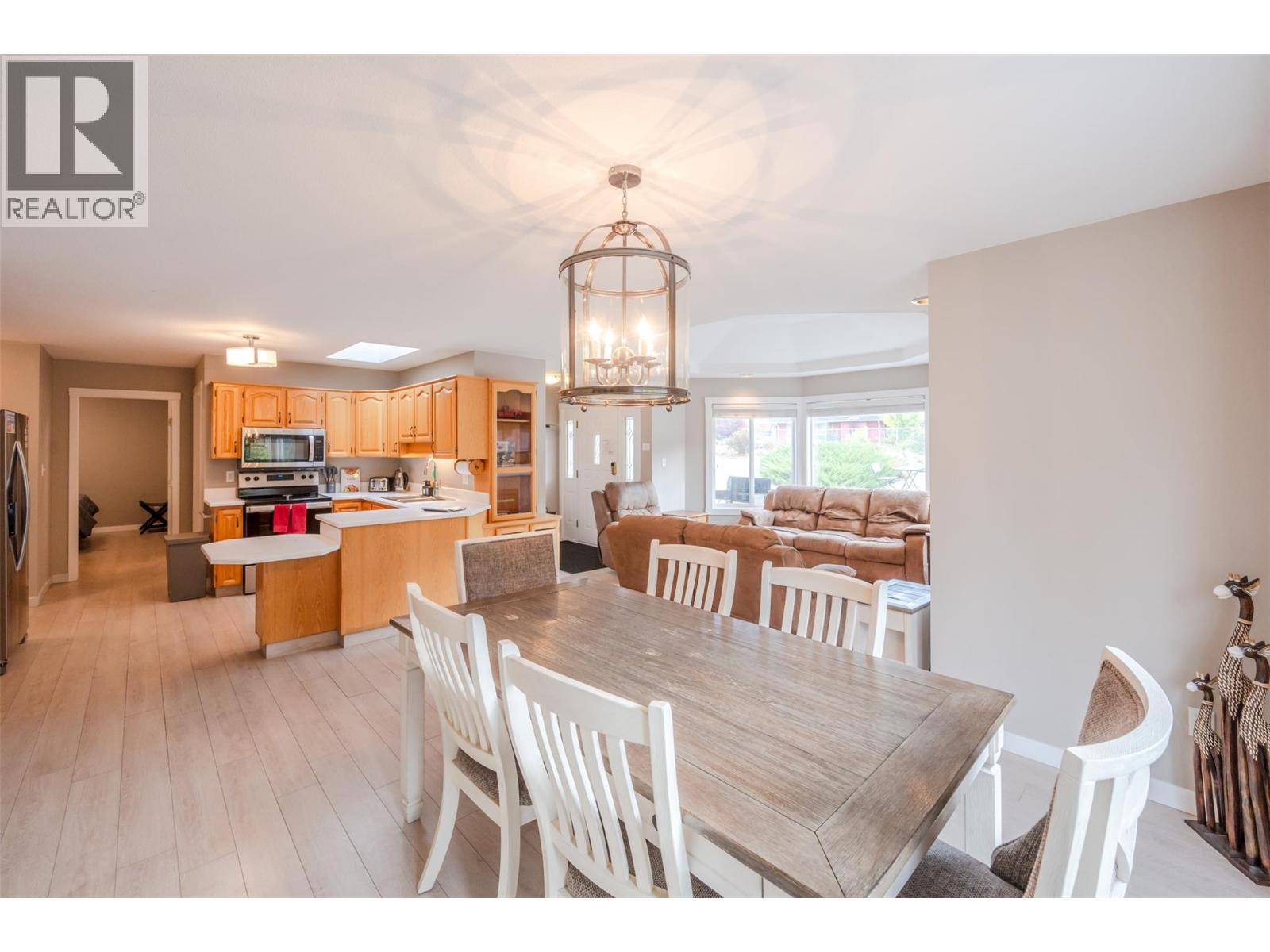 Picture for 138 EVERGREEN  Crescent https://www.cirrealty.ca/reb/bc/3/10366533_8.jpg