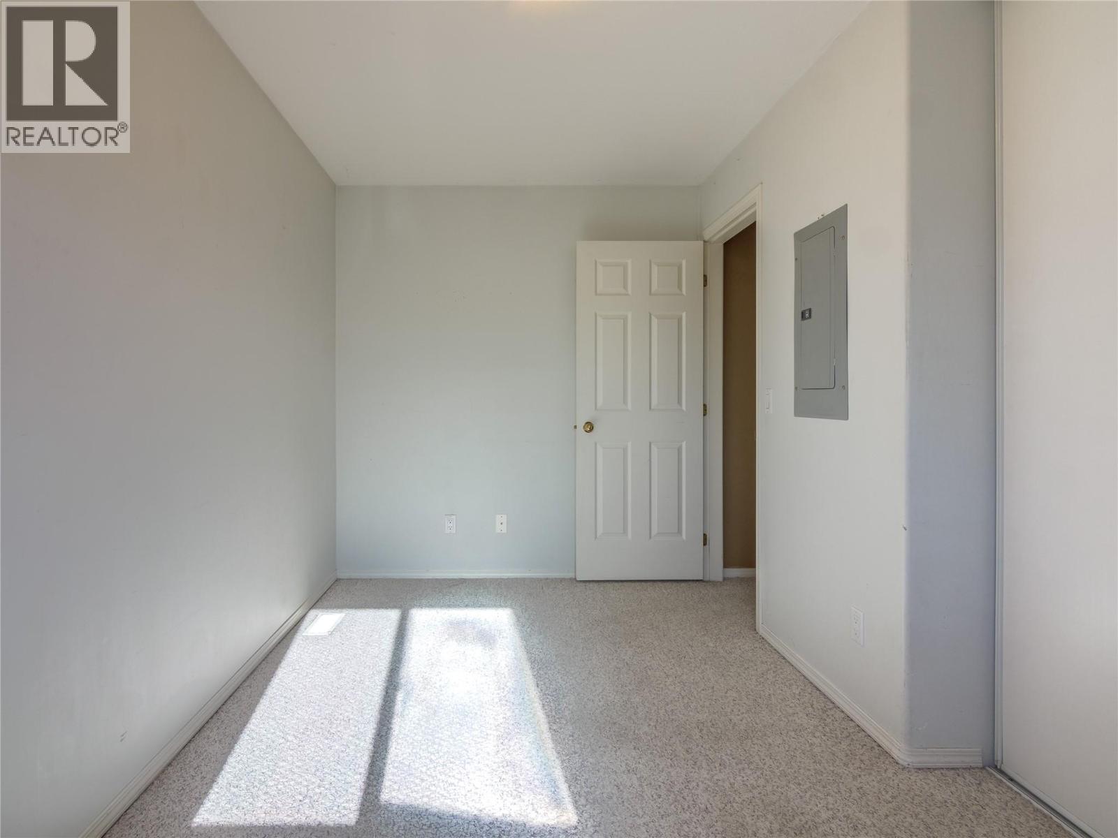 Picture for Unit #4, 670 McCurdy  Road https://www.cirrealty.ca/reb/bc/3/10366603_11.jpg