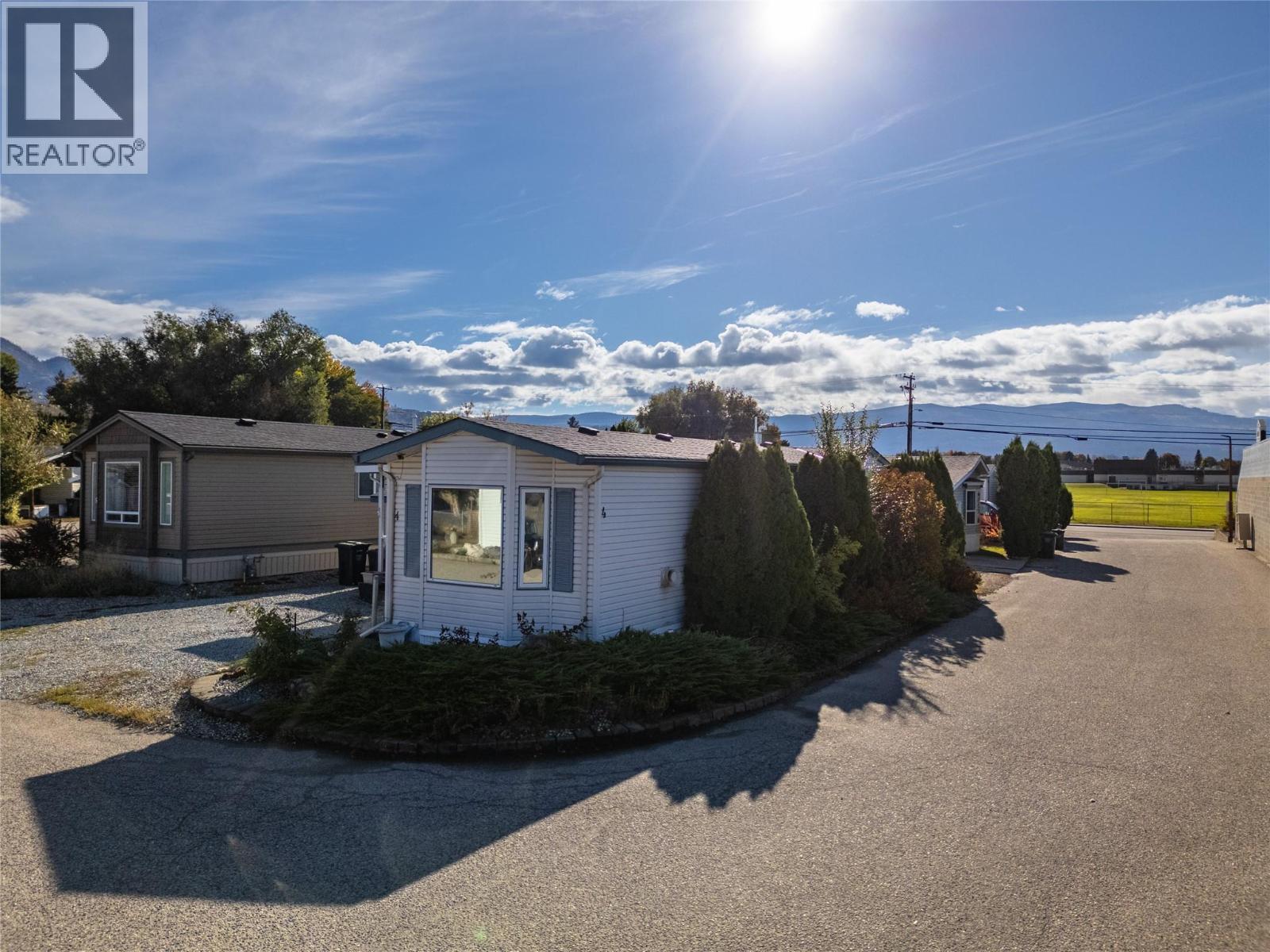 Picture for Unit #4, 670 McCurdy  Road https://www.cirrealty.ca/reb/bc/3/10366603_27.jpg