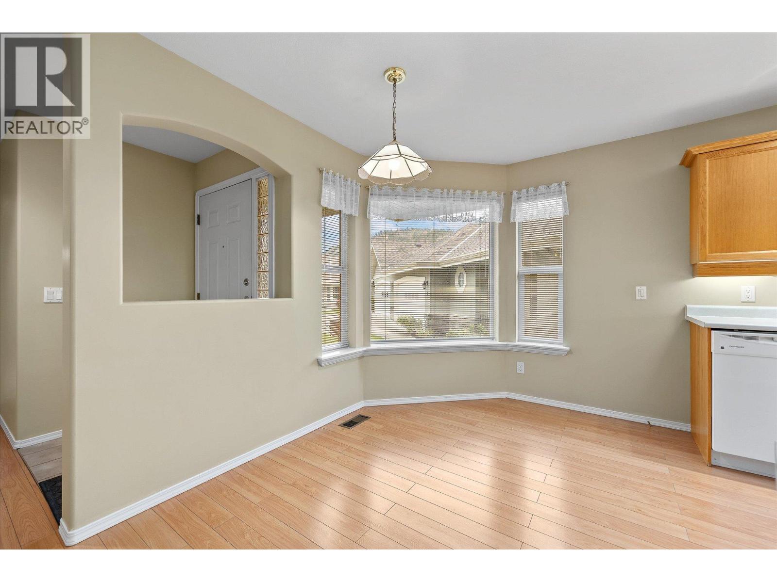 Picture for Unit #12, 680 Valley  Road https://www.cirrealty.ca/reb/bc/3/10366753_11.jpg