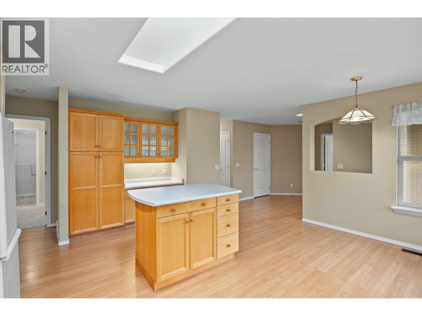 Picture for Unit #12, 680 Valley  Road https://www.cirrealty.ca/reb/bc/3/10366753_7.jpg