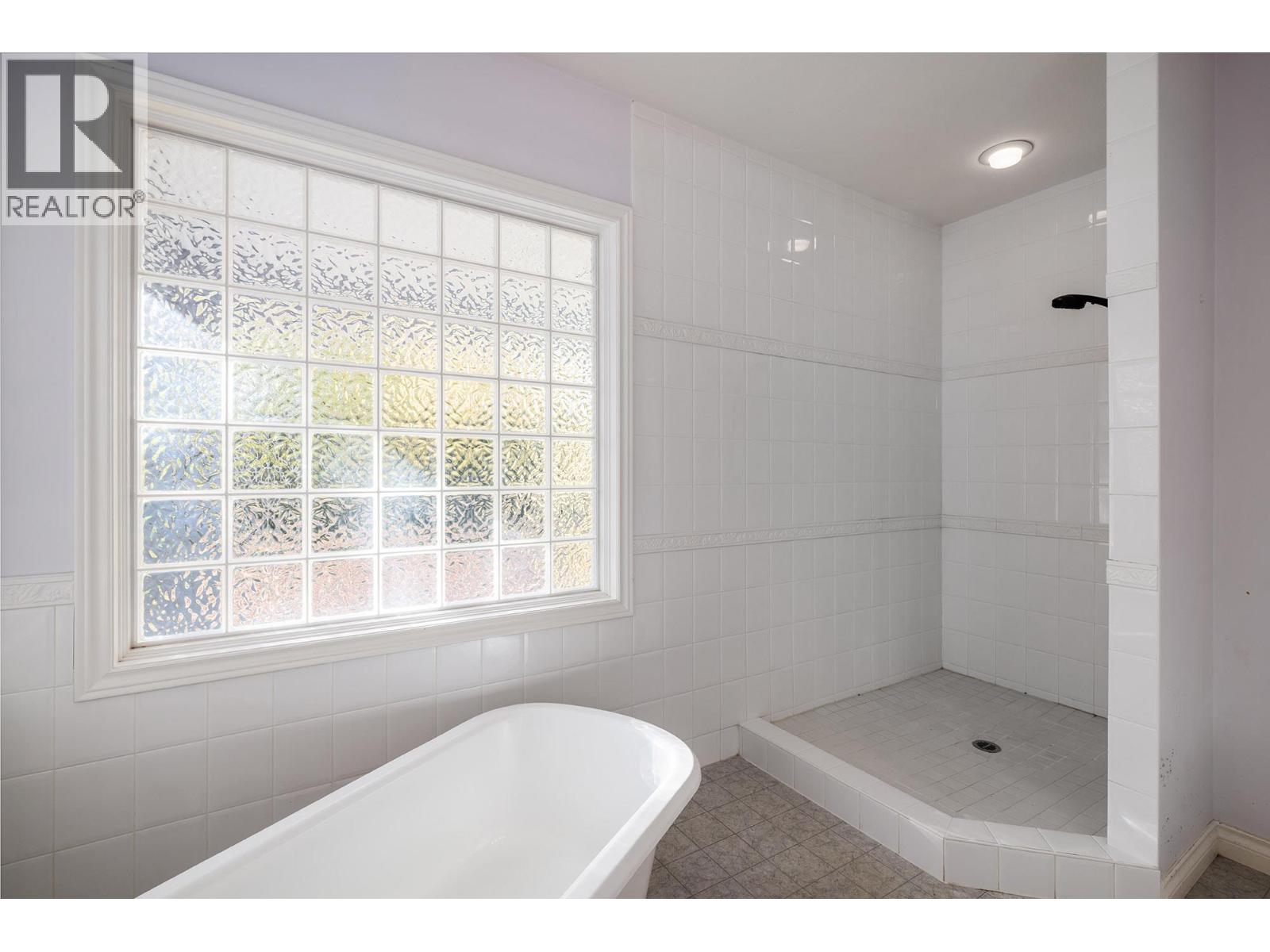 Picture for 4323 Bedford  Lane https://www.cirrealty.ca/reb/bc/3/10366833_13.jpg