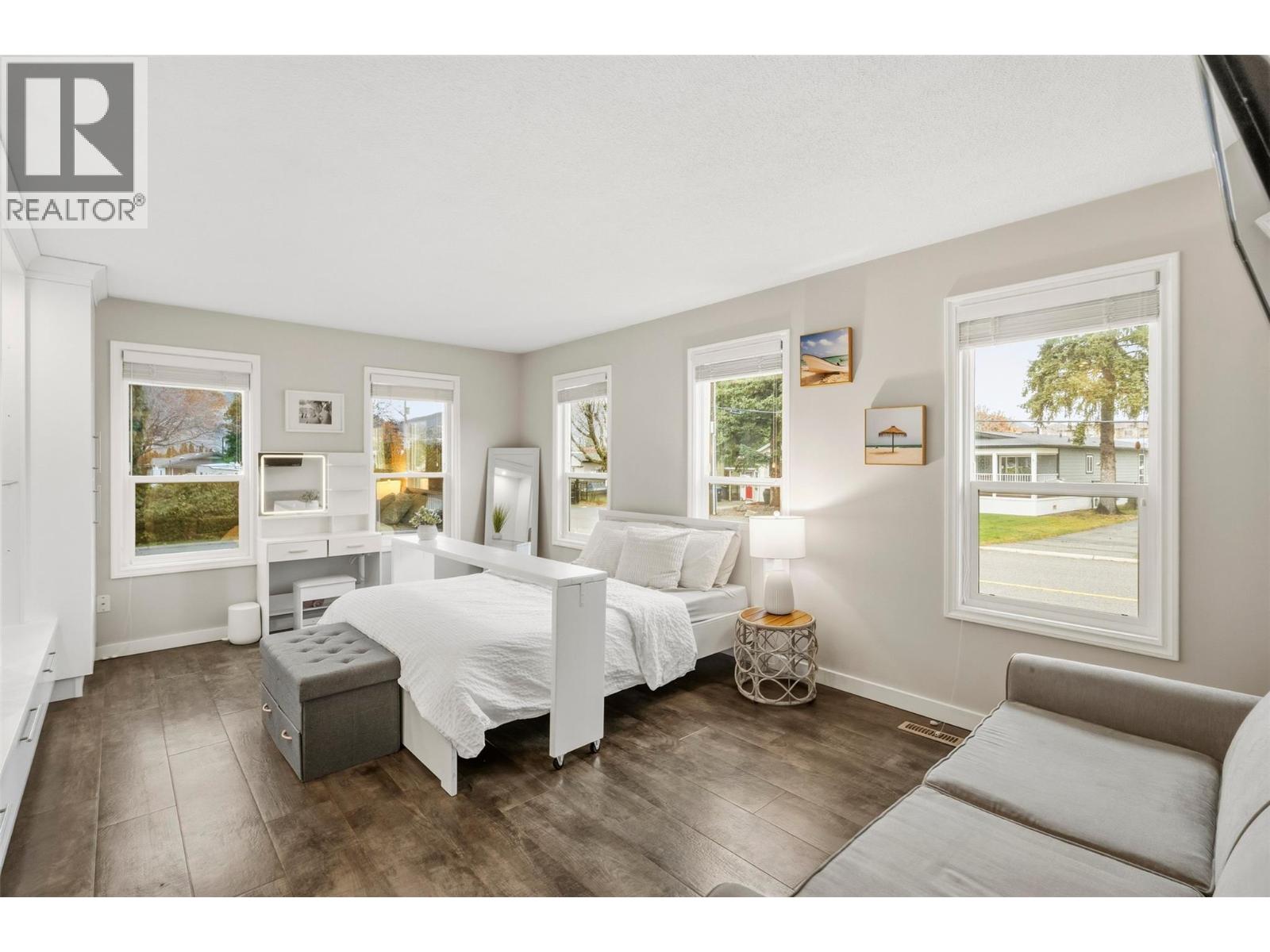 Picture for 98 Dauphin  Avenue