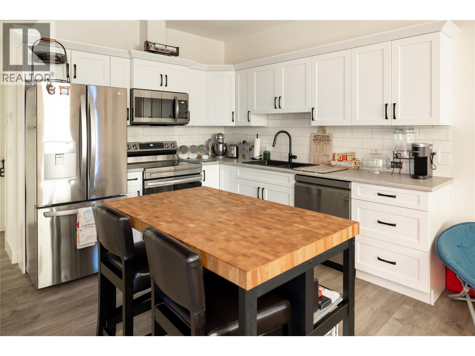 Picture for 2203 LAVETTA  Drive https://www.cirrealty.ca/reb/bc/4/10362474_20.jpg