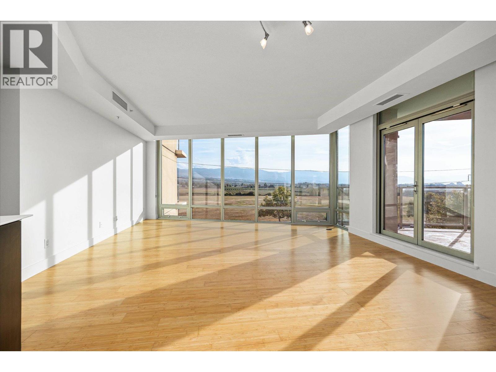 Picture for Unit #401, 2040 Springfield  Road https://www.cirrealty.ca/reb/bc/4/10363124_13.jpg