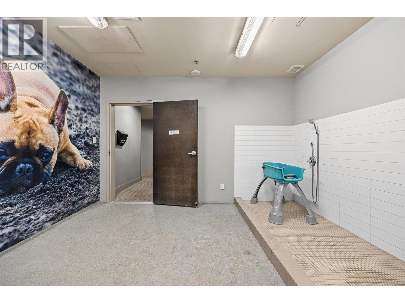 Picture for Unit #401, 2040 Springfield  Road https://www.cirrealty.ca/reb/bc/4/10363124_40.jpg