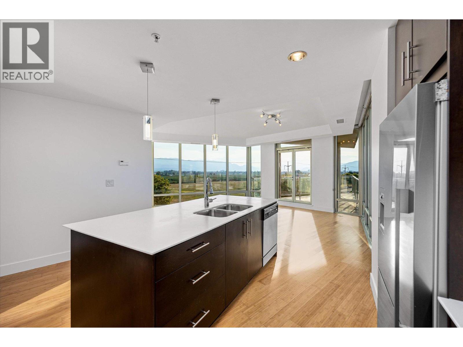 Picture for Unit #401, 2040 Springfield  Road https://www.cirrealty.ca/reb/bc/4/10363124_8.jpg