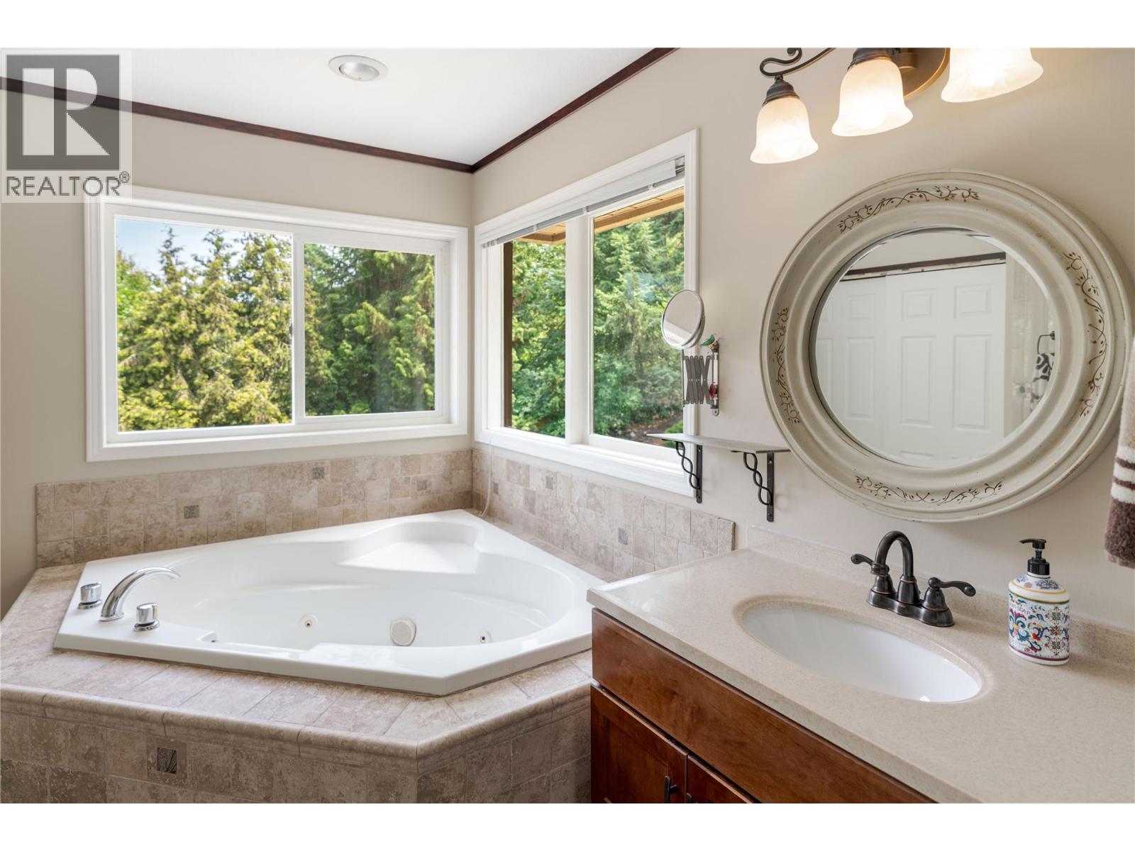 Picture for 4692 GORDON  Drive https://www.cirrealty.ca/reb/bc/4/10363454_18.jpg