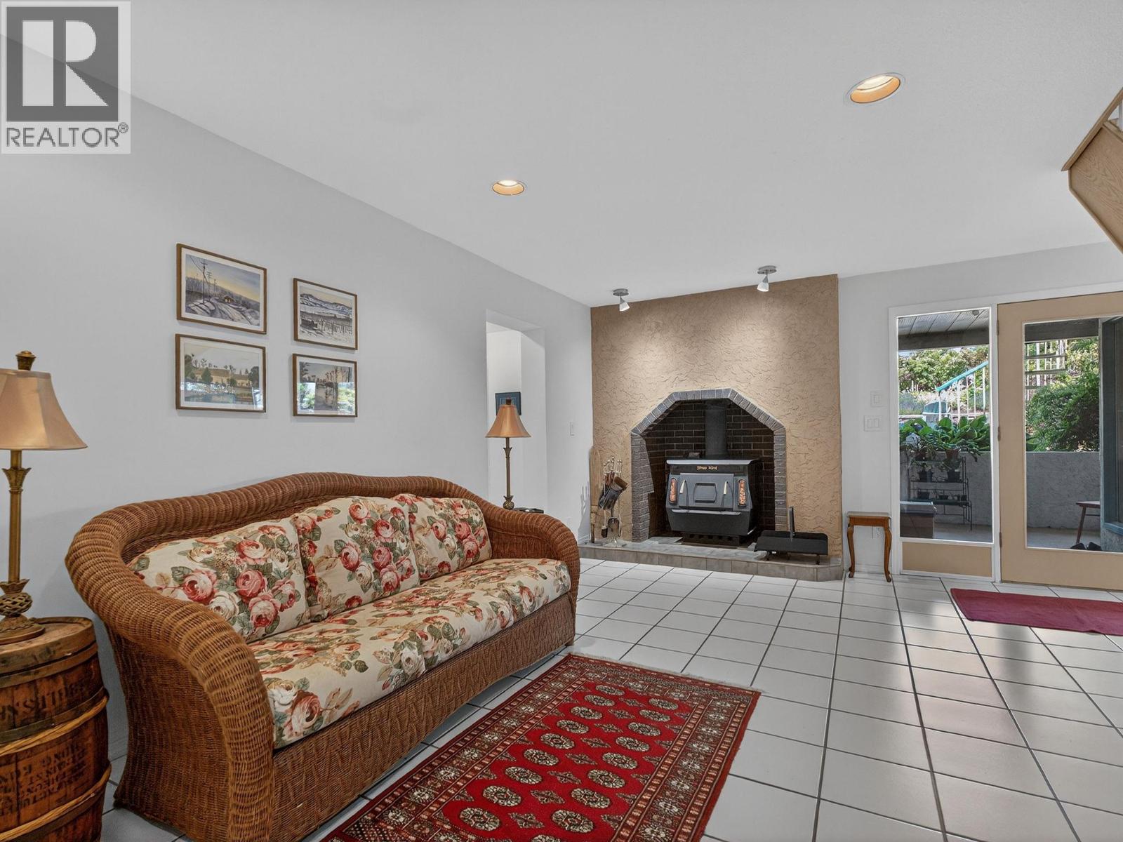 Picture for 832 Montigny  Road https://www.cirrealty.ca/reb/bc/4/10364154_37.jpg