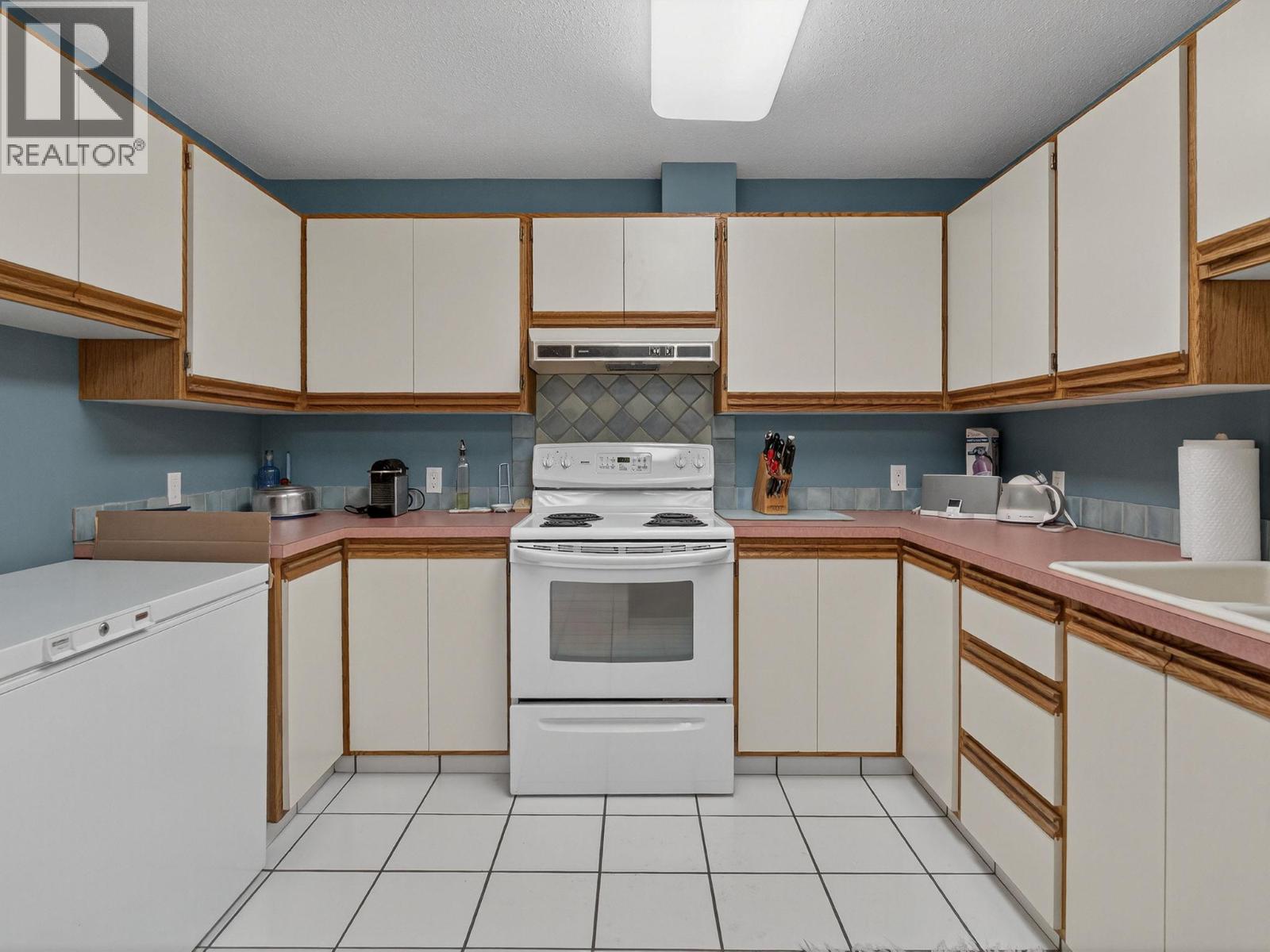 Picture for 832 Montigny  Road https://www.cirrealty.ca/reb/bc/4/10364154_42.jpg