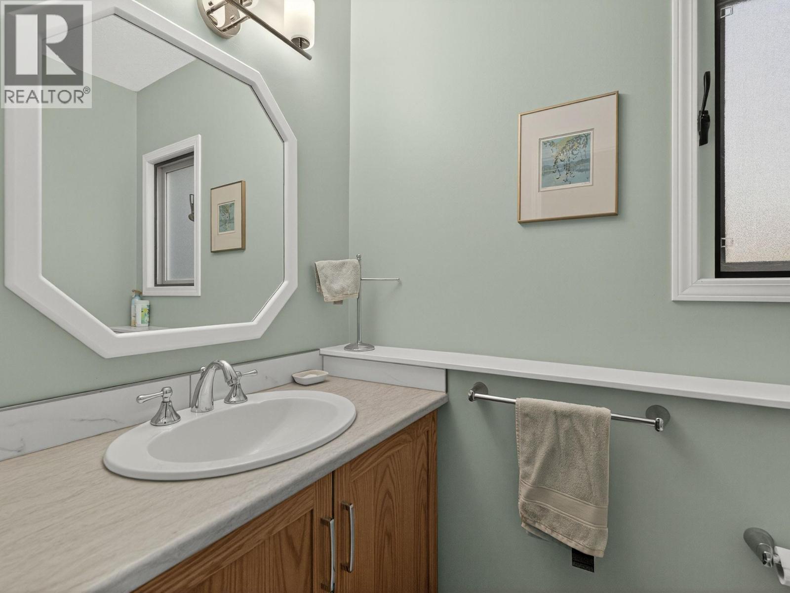 Picture for 832 Montigny  Road https://www.cirrealty.ca/reb/bc/4/10364154_46.jpg