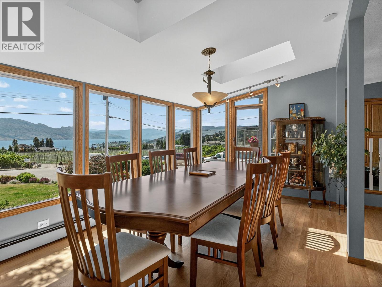 Picture for 832 Montigny  Road https://www.cirrealty.ca/reb/bc/4/10364154_8.jpg