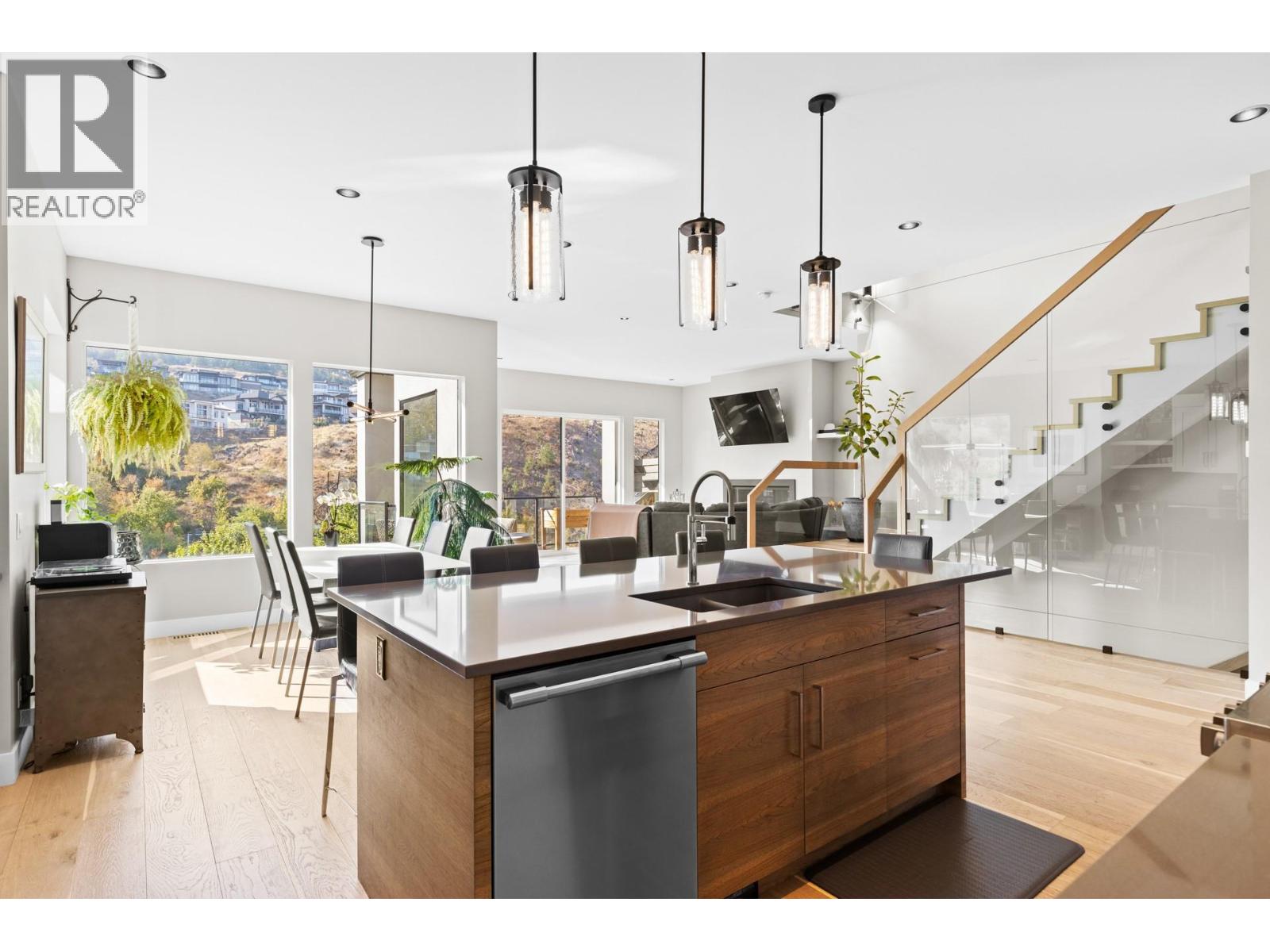 Picture for 465 Swan  Drive https://www.cirrealty.ca/reb/bc/4/10364374_11.jpg