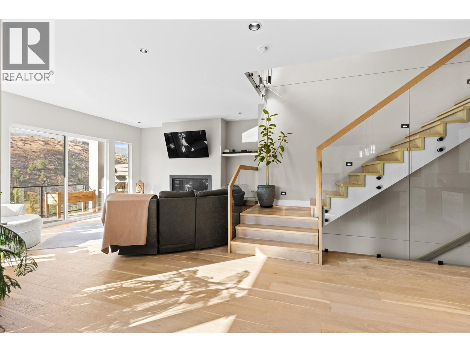 Picture for 465 Swan  Drive https://www.cirrealty.ca/reb/bc/4/10364374_13.jpg