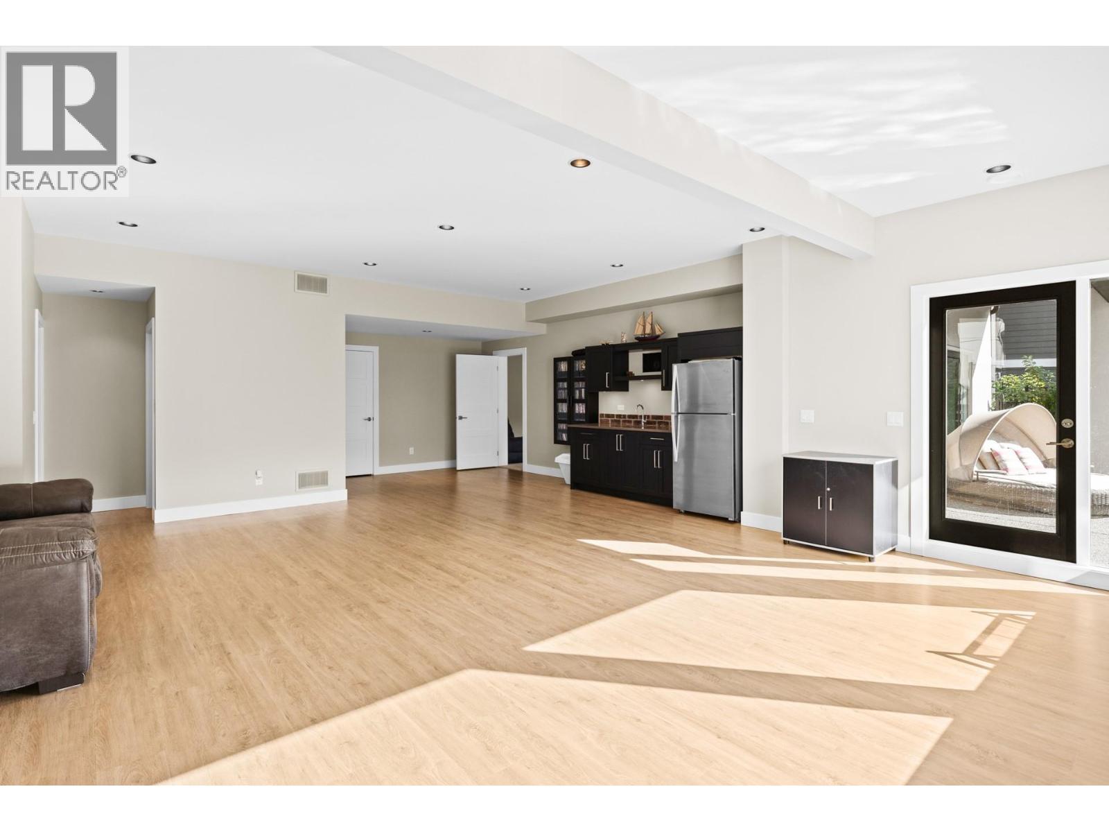 Picture for 465 Swan  Drive https://www.cirrealty.ca/reb/bc/4/10364374_48.jpg