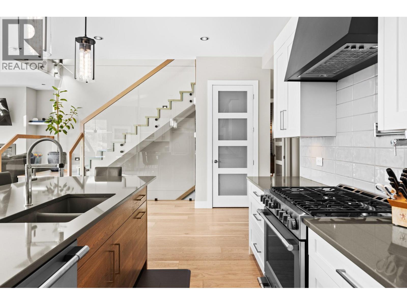 Picture for 465 Swan  Drive https://www.cirrealty.ca/reb/bc/4/10364374_8.jpg