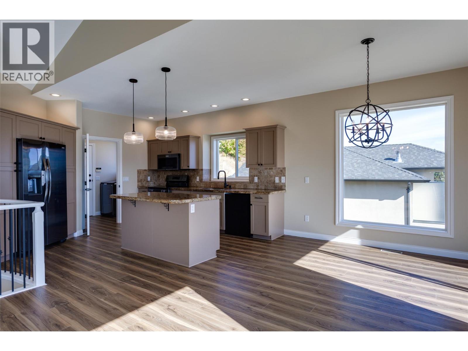 Picture for 1084 Aurora Heights  https://www.cirrealty.ca/reb/bc/4/10365074_10.jpg