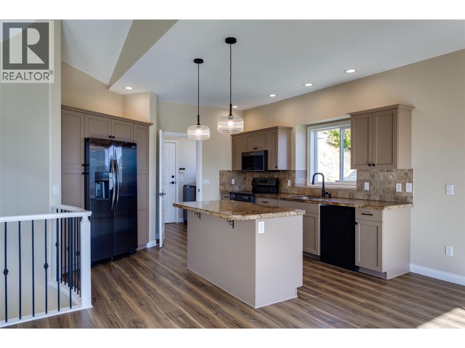 Picture for 1084 Aurora Heights  https://www.cirrealty.ca/reb/bc/4/10365074_11.jpg