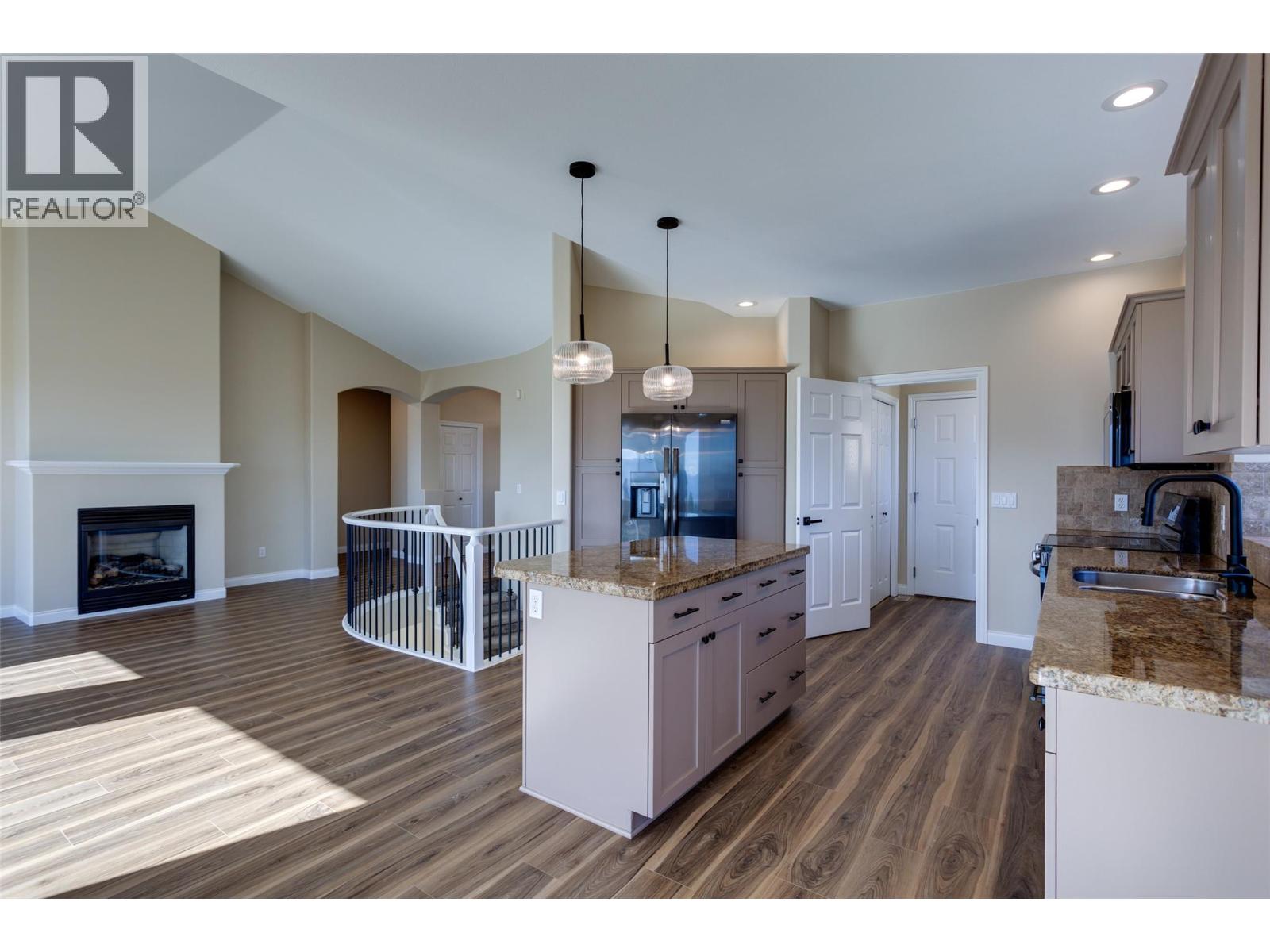 Picture for 1084 Aurora Heights  https://www.cirrealty.ca/reb/bc/4/10365074_12.jpg