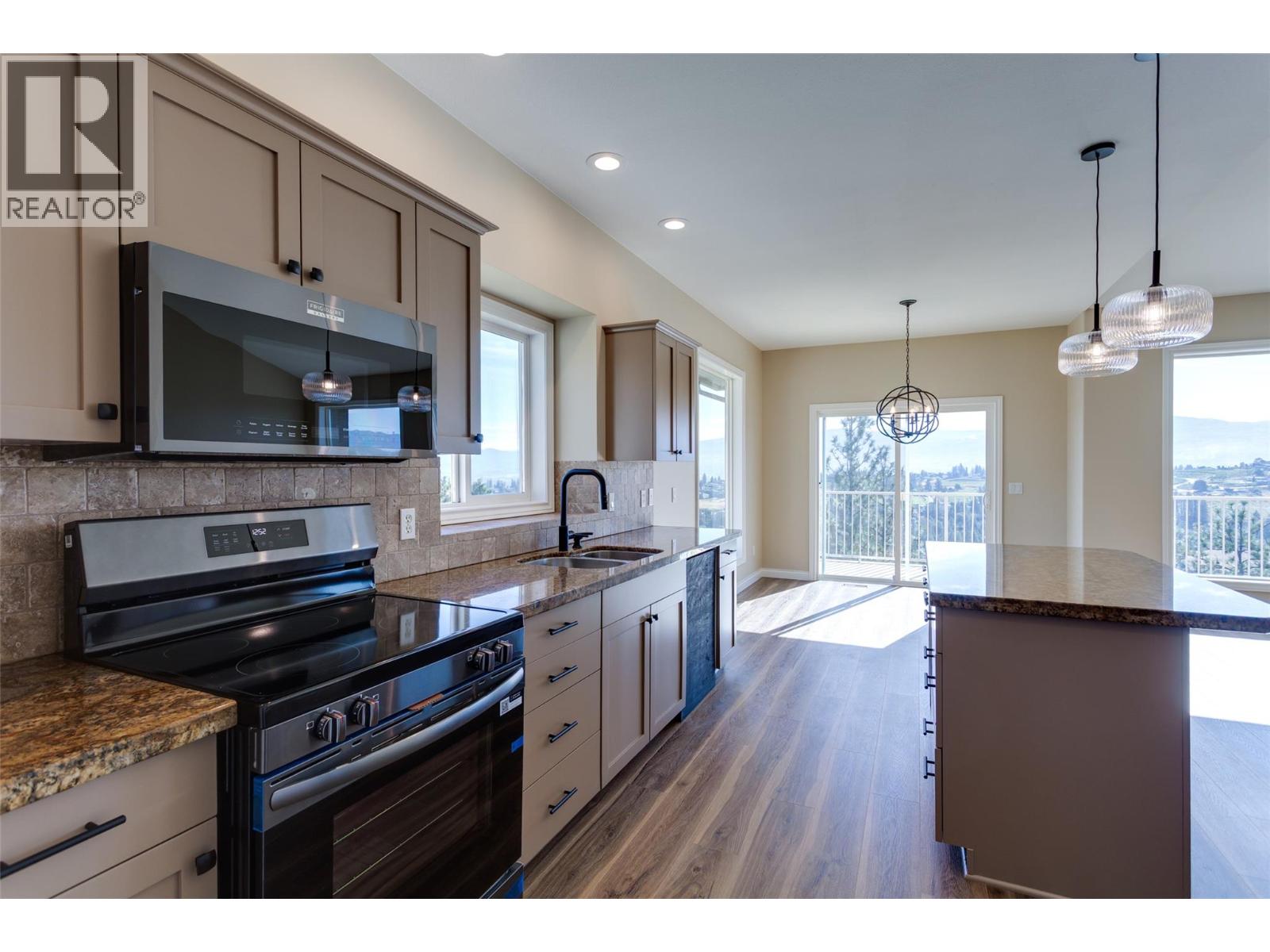 Picture for 1084 Aurora Heights  https://www.cirrealty.ca/reb/bc/4/10365074_13.jpg