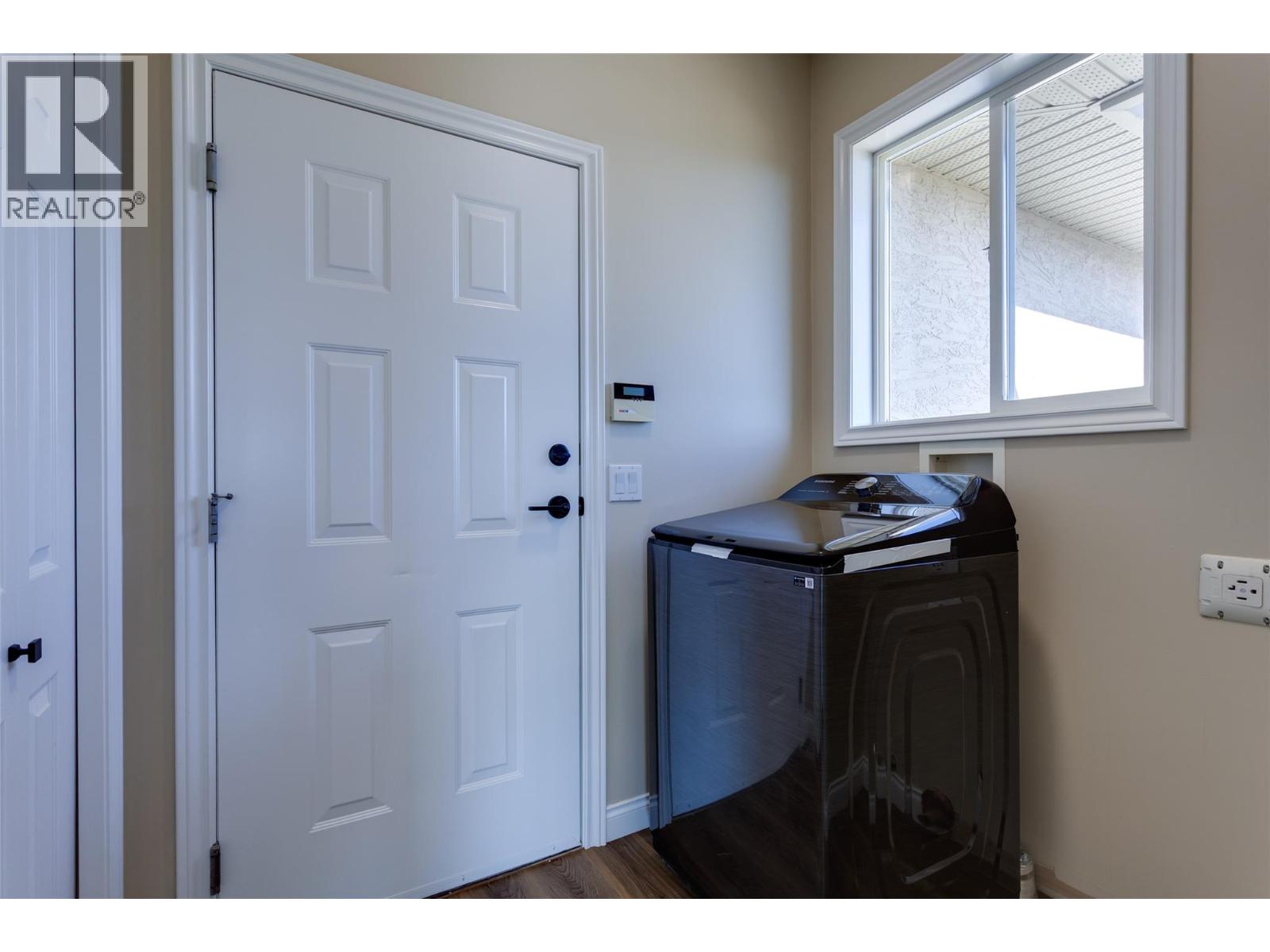 Picture for 1084 Aurora Heights  https://www.cirrealty.ca/reb/bc/4/10365074_14.jpg