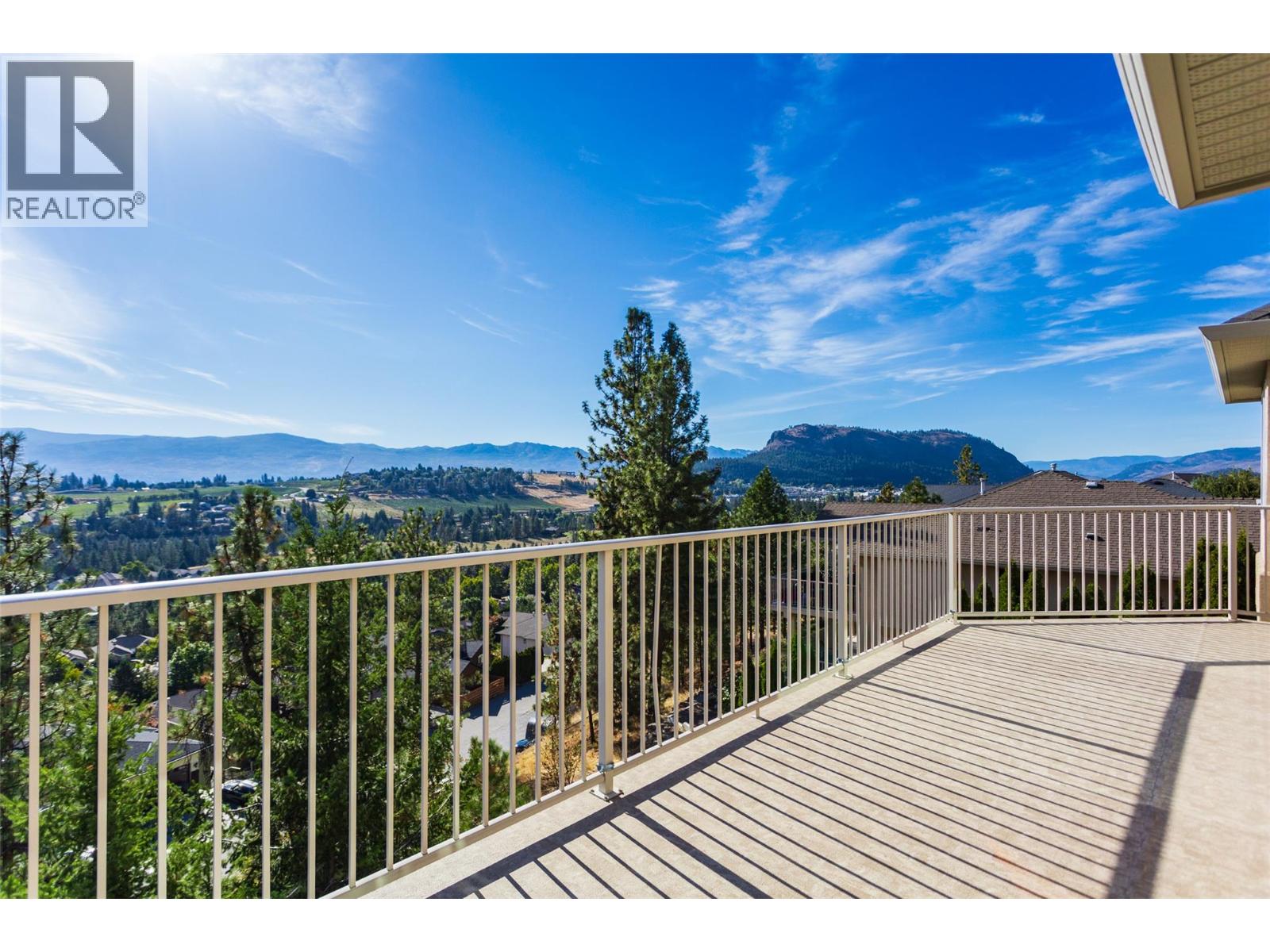 Picture for 1084 Aurora Heights  https://www.cirrealty.ca/reb/bc/4/10365074_15.jpg