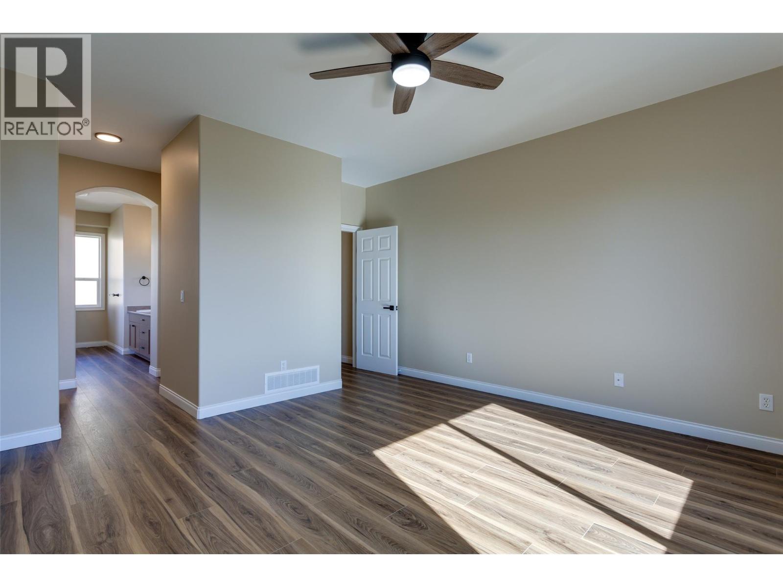 Picture for 1084 Aurora Heights  https://www.cirrealty.ca/reb/bc/4/10365074_19.jpg