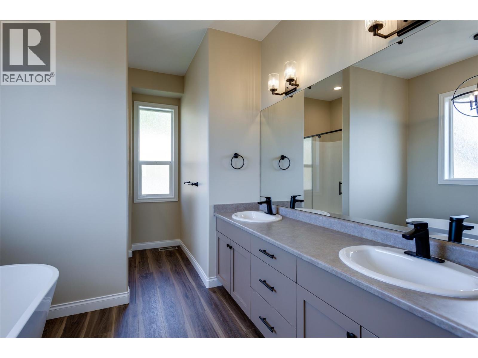 Picture for 1084 Aurora Heights  https://www.cirrealty.ca/reb/bc/4/10365074_20.jpg