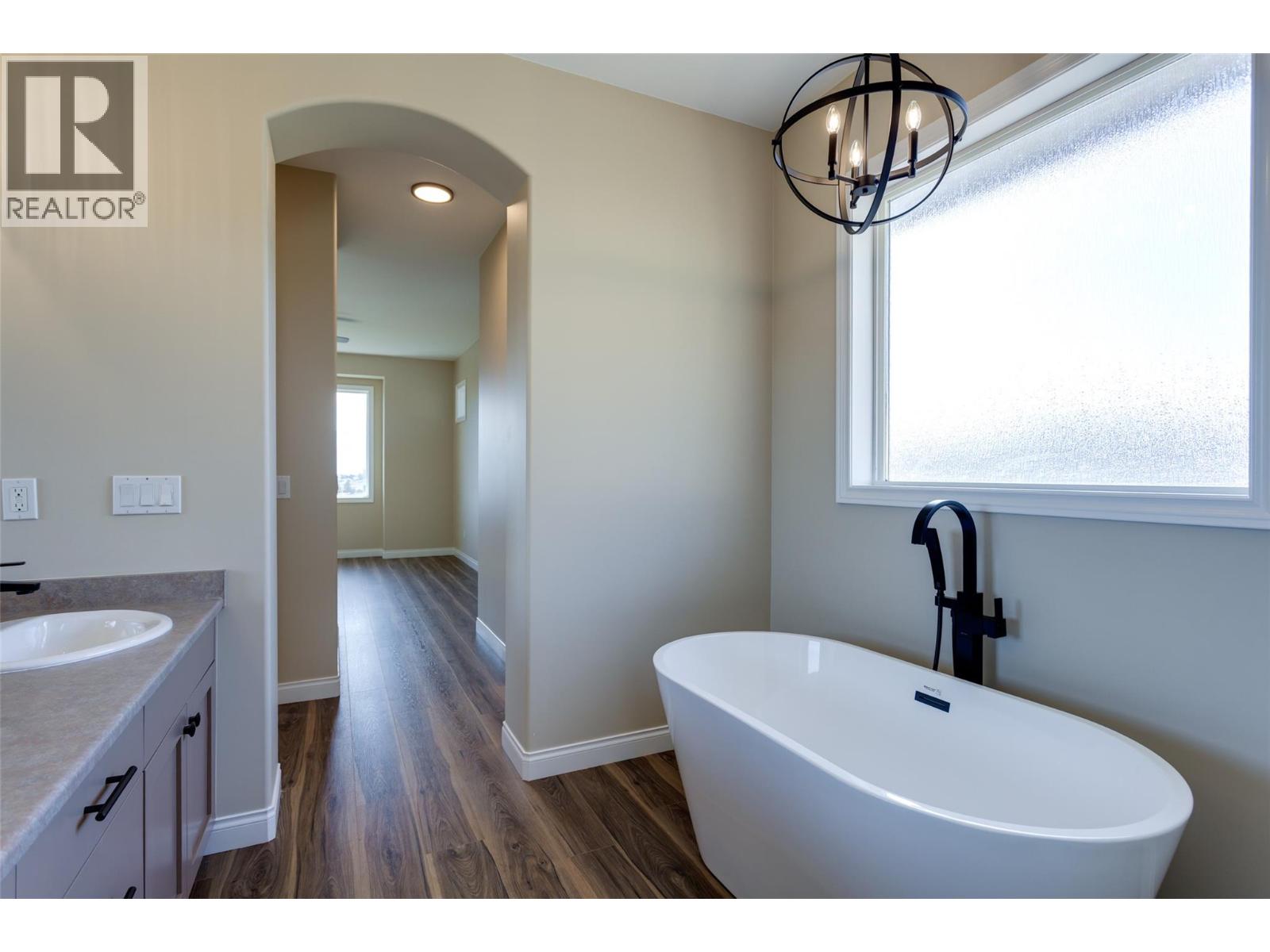 Picture for 1084 Aurora Heights  https://www.cirrealty.ca/reb/bc/4/10365074_21.jpg