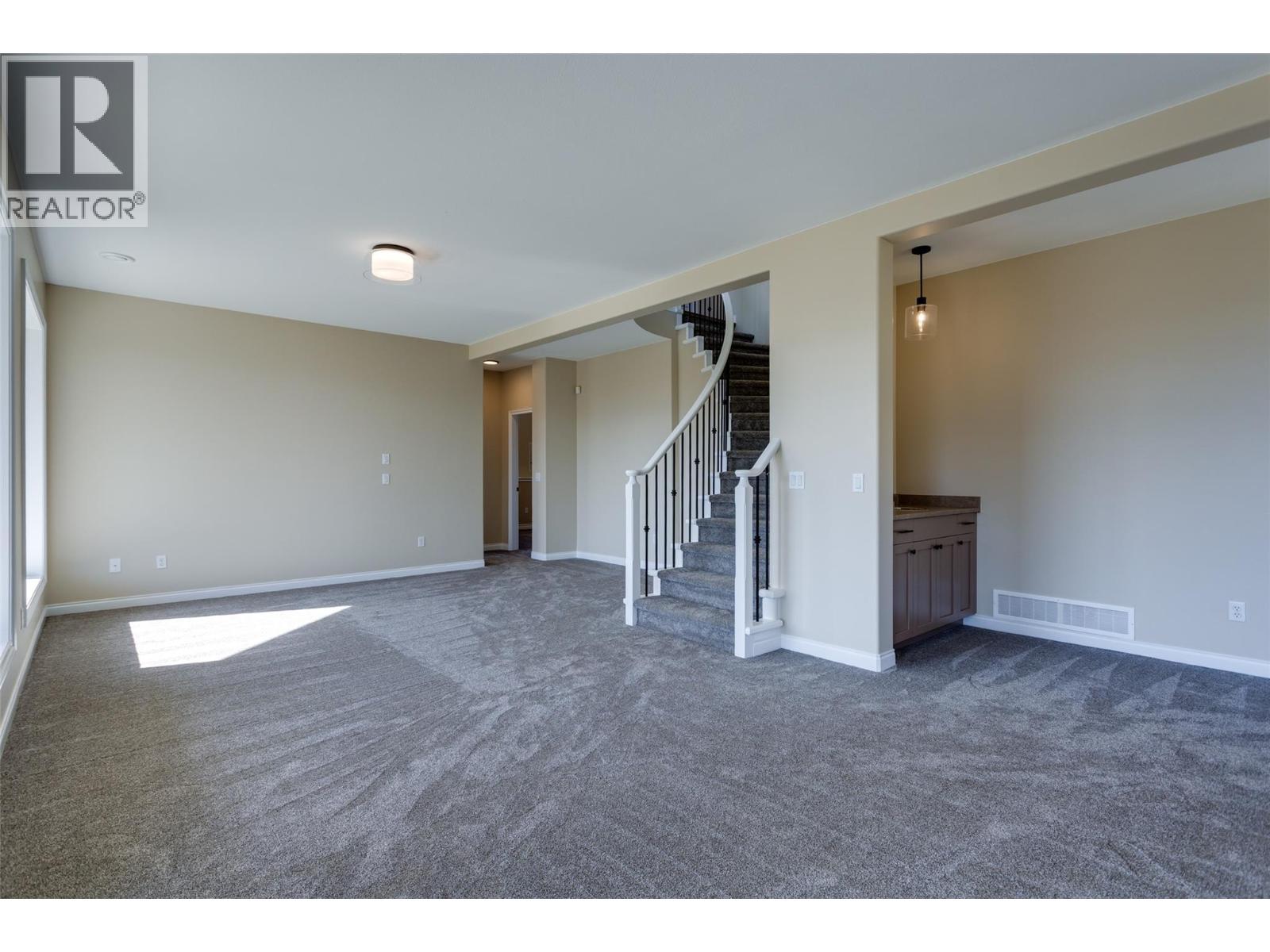 Picture for 1084 Aurora Heights  https://www.cirrealty.ca/reb/bc/4/10365074_22.jpg