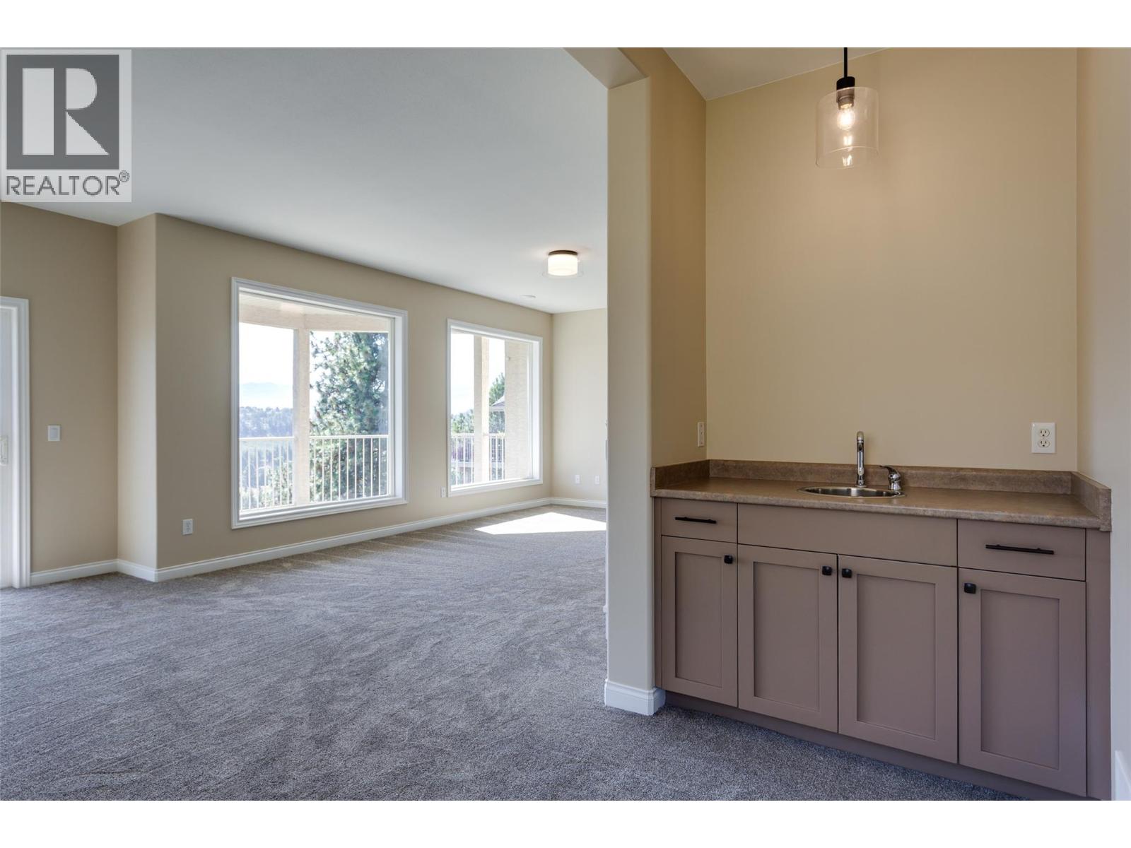 Picture for 1084 Aurora Heights  https://www.cirrealty.ca/reb/bc/4/10365074_25.jpg