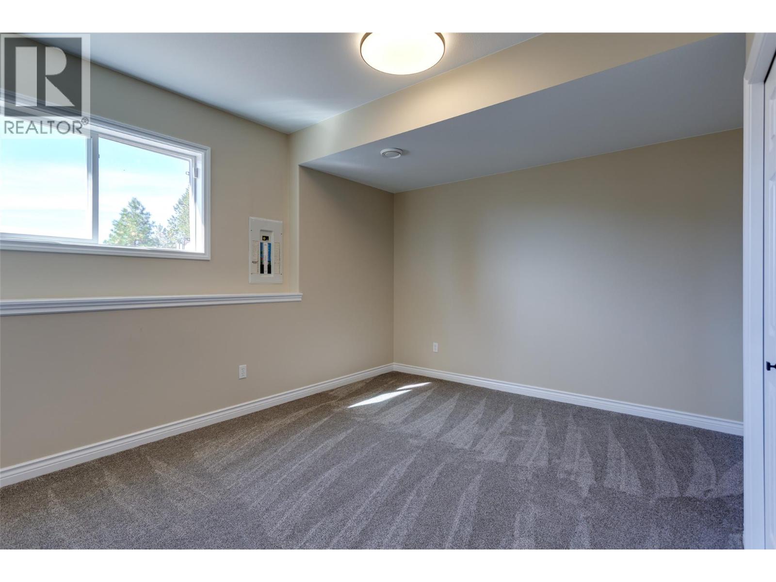 Picture for 1084 Aurora Heights  https://www.cirrealty.ca/reb/bc/4/10365074_30.jpg