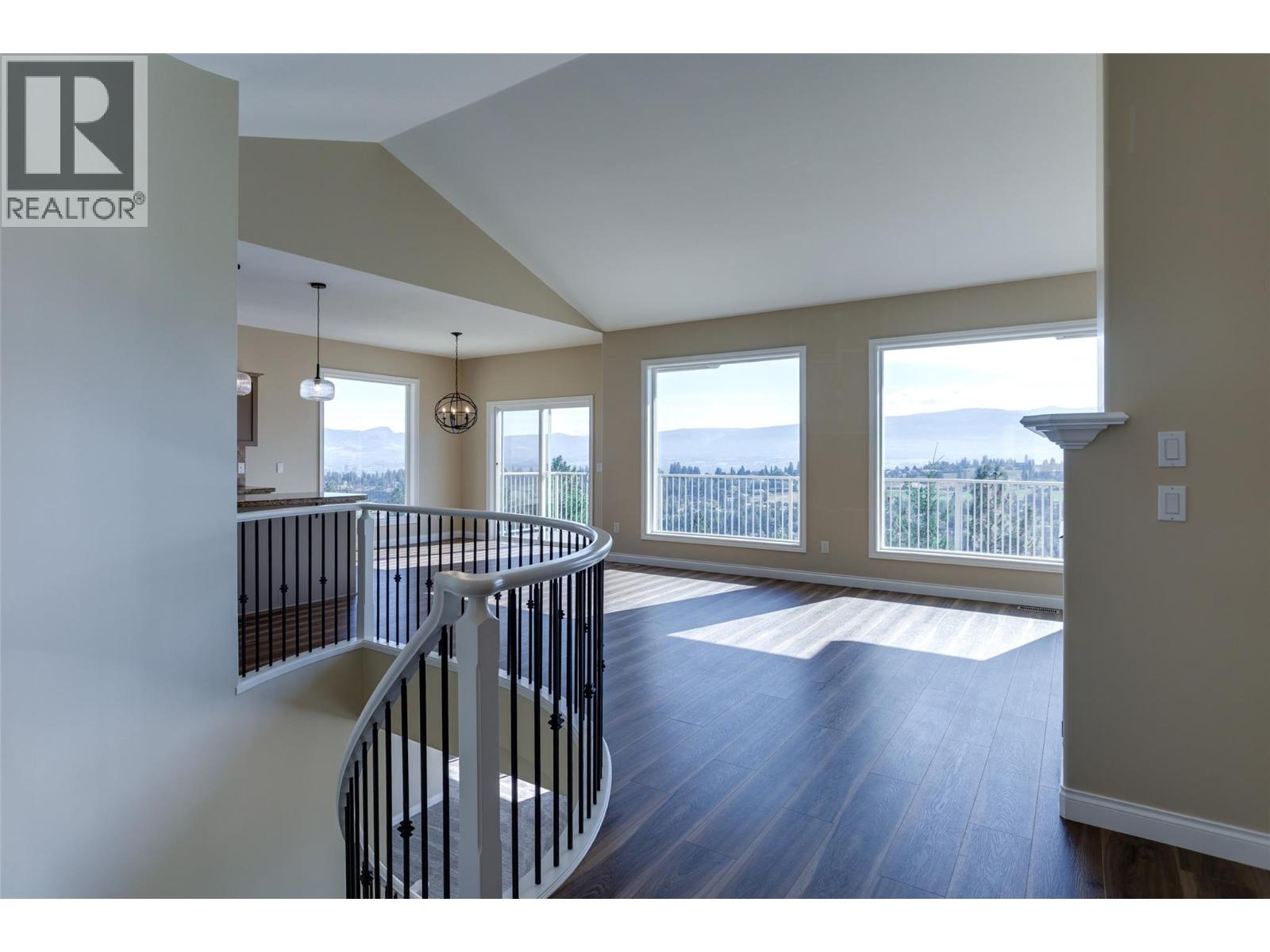 Picture for 1084 Aurora Heights  https://www.cirrealty.ca/reb/bc/4/10365074_5.jpg