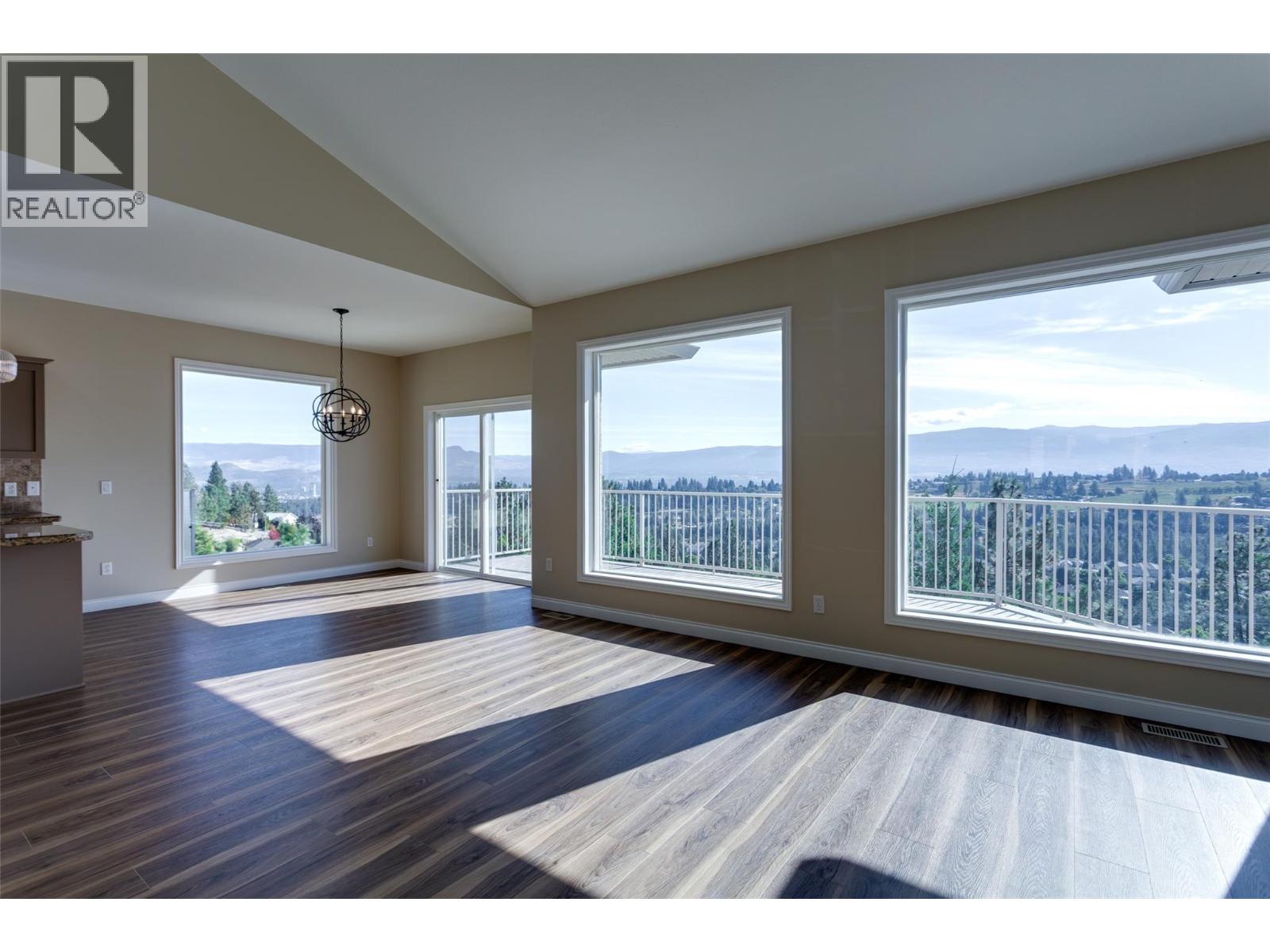 Picture for 1084 Aurora Heights  https://www.cirrealty.ca/reb/bc/4/10365074_6.jpg