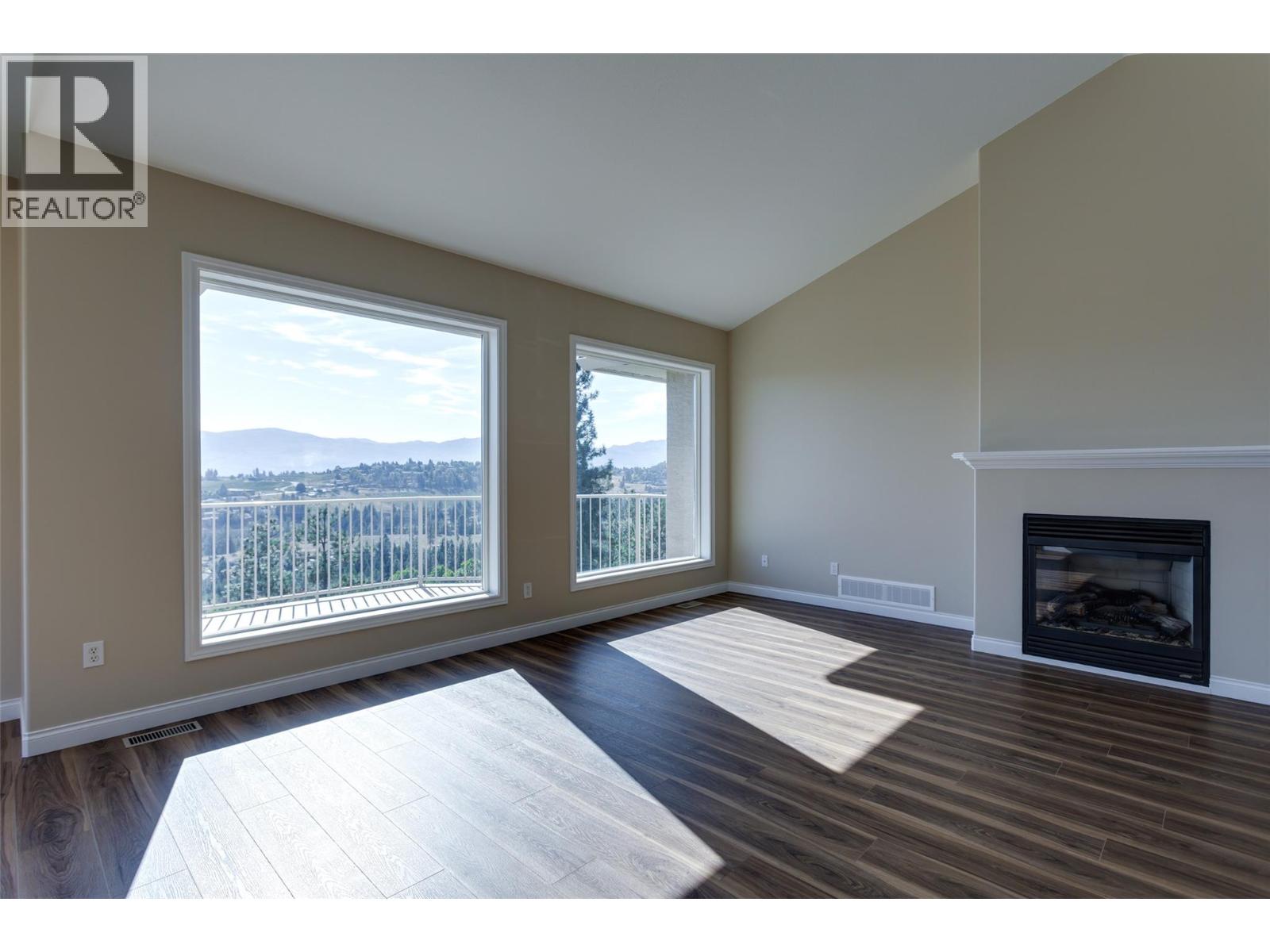 Picture for 1084 Aurora Heights  https://www.cirrealty.ca/reb/bc/4/10365074_8.jpg
